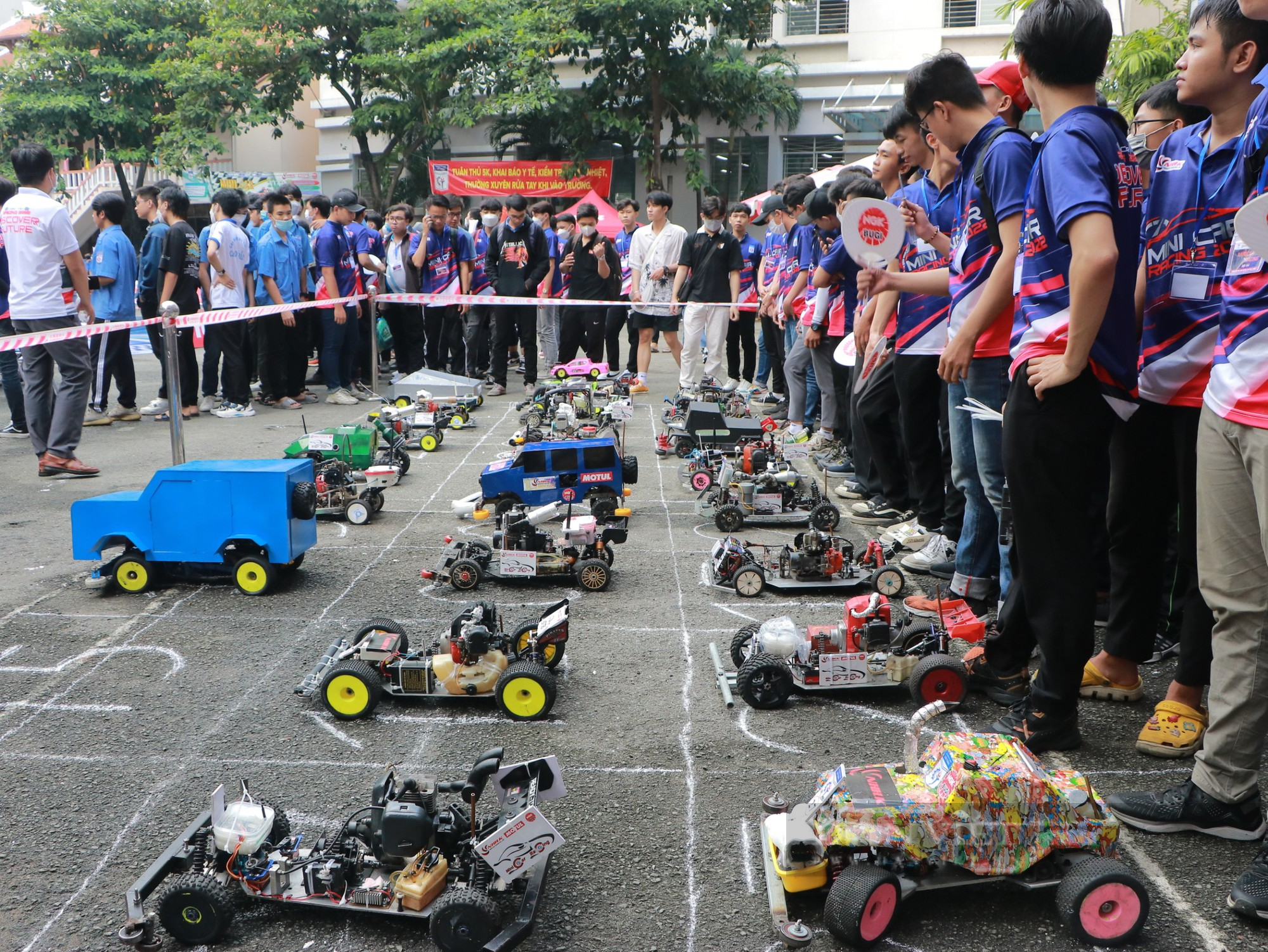 Hàng trăm sinh viên tham gia cuộc đua xe mô hình tự chế: Hưởng ứng phong trào giảm thiểu rác thải nhựa  - Ảnh 1.