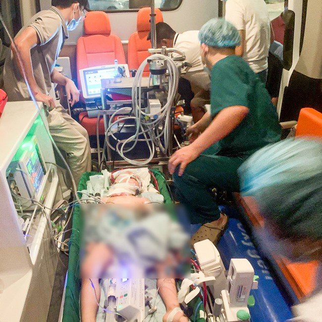 Vượt gần 700 km, dùng ECMO lưu động cứu sống bé trai sốc phản vệ nguy kịch - Ảnh 2.