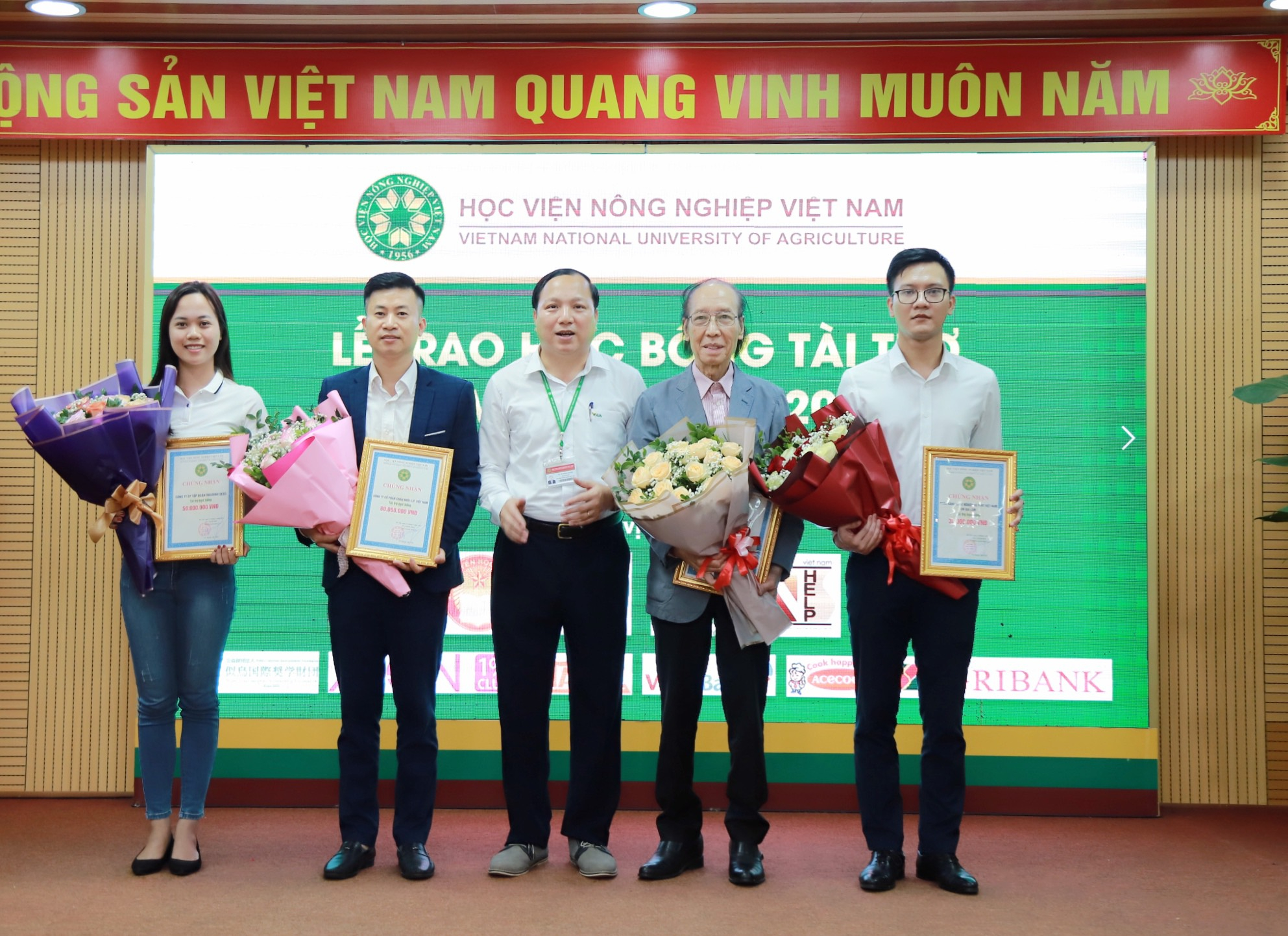 Học viện Nông nghiệp Việt Nam tổ chứcLễ trao học bổng tài trợ năm học 2021-2022 - Ảnh 3.