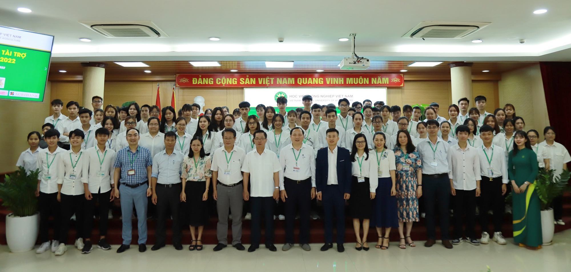 Học viện Nông nghiệp Việt Nam tổ chứcLễ trao học bổng tài trợ năm học 2021-2022 - Ảnh 1.