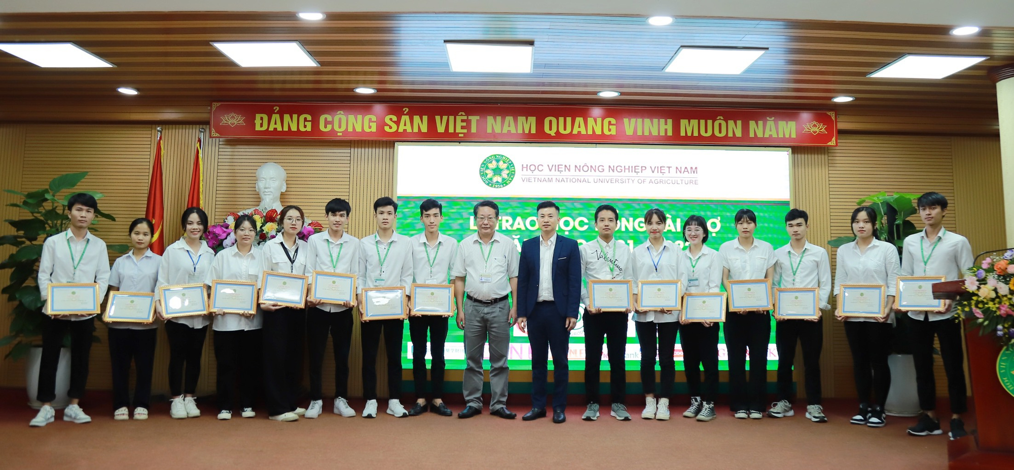 Học viện Nông nghiệp Việt Nam tổ chứcLễ trao học bổng tài trợ năm học 2021-2022 - Ảnh 2.