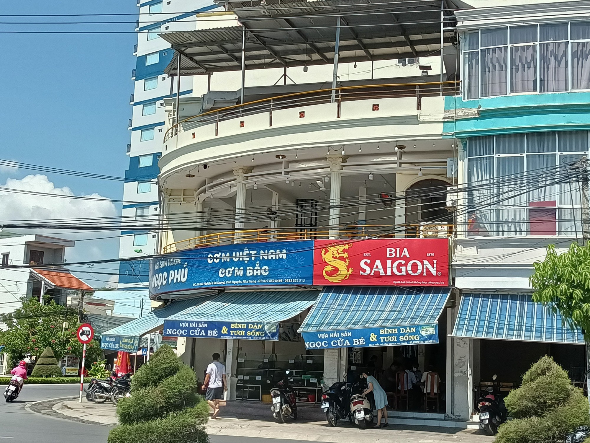 Nha Trang: Vụ bán đĩa mì 200.000 đồng/suất, xử phạt chủ nhà hàng hải sản Ngọc Phú 21 triệu đồng - Ảnh 2.