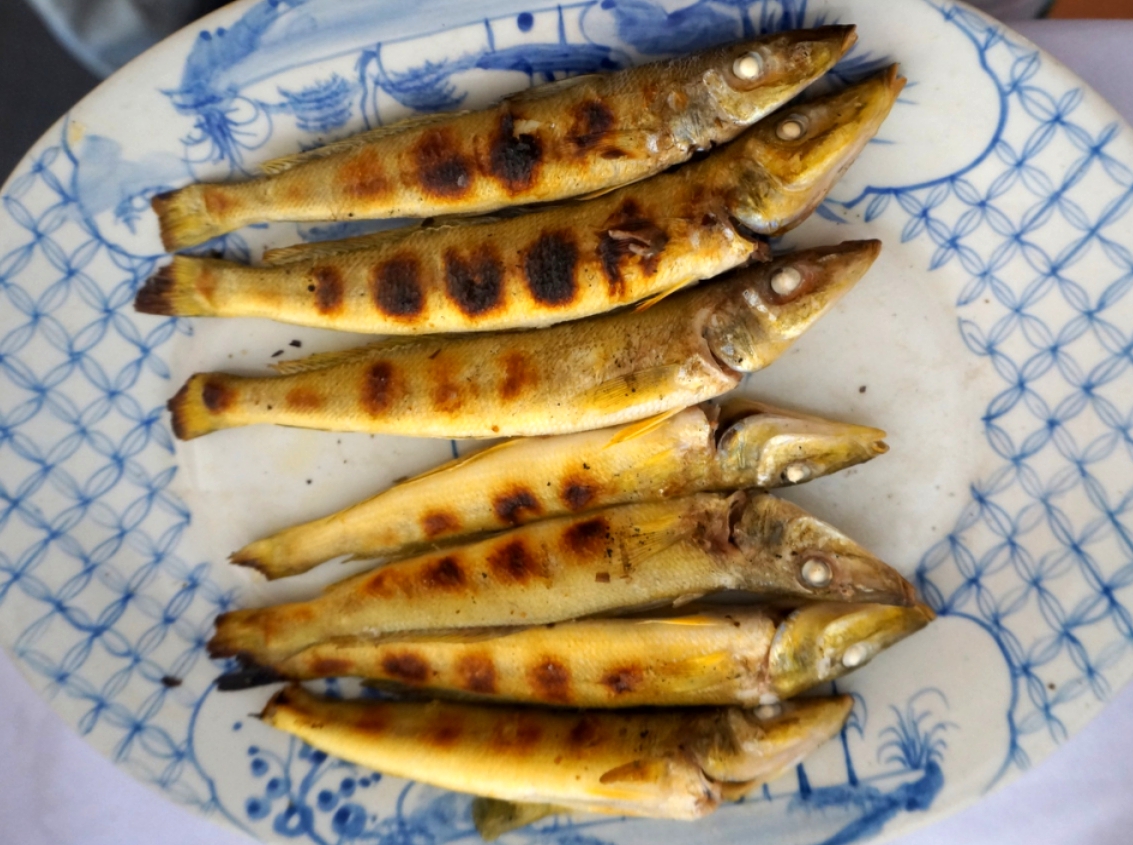 Ra xã đảo Minh Châu thưởng thức loài cá vảy óng ánh màu xà cừ, ăn rồi ai cũng mua về làm quà - Ảnh 2.