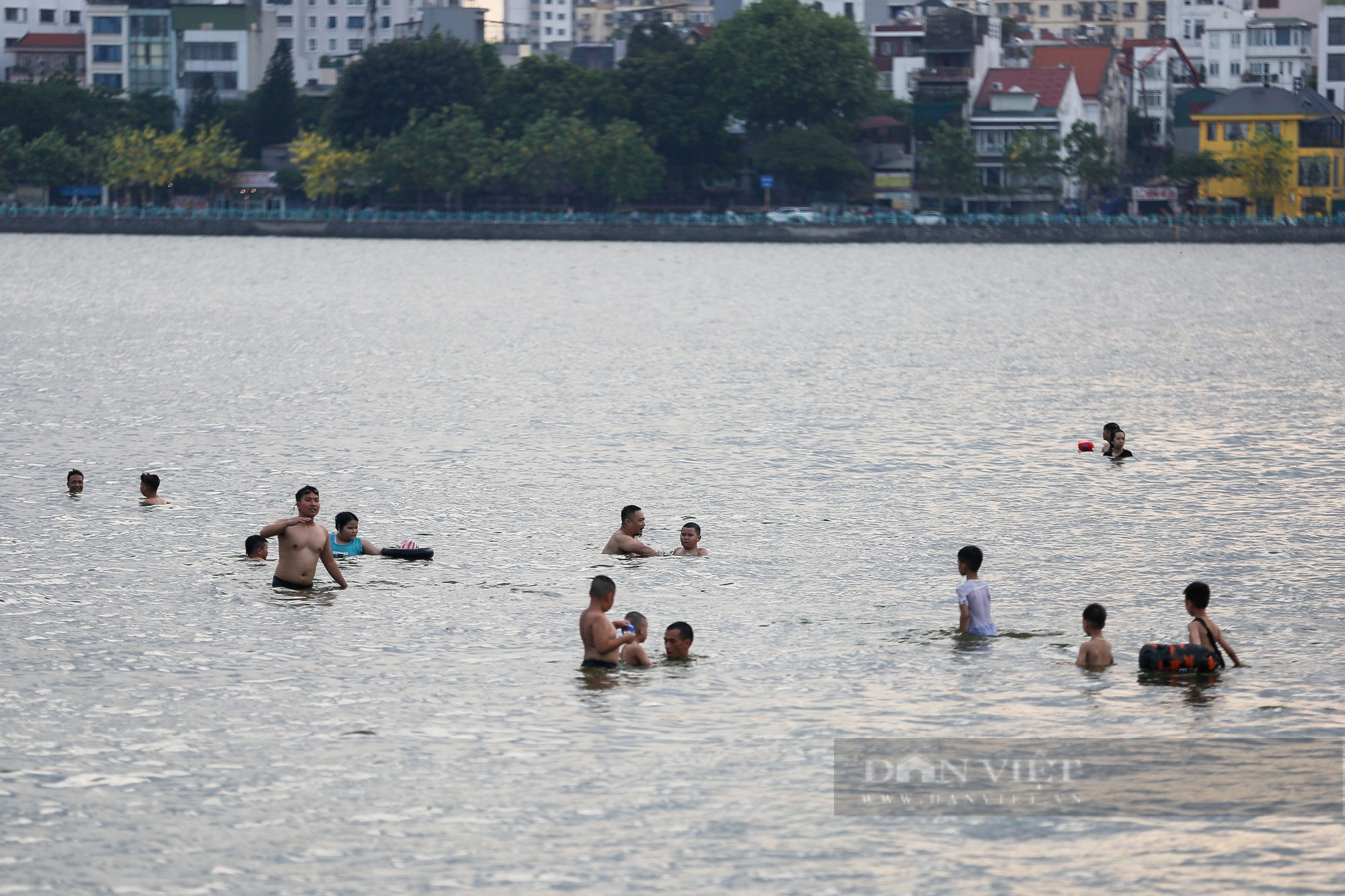 Nắng nóng gay gắt, người Hà Nội đổ xô ra hồ Tây tắm giải nhiệt - Ảnh 1.