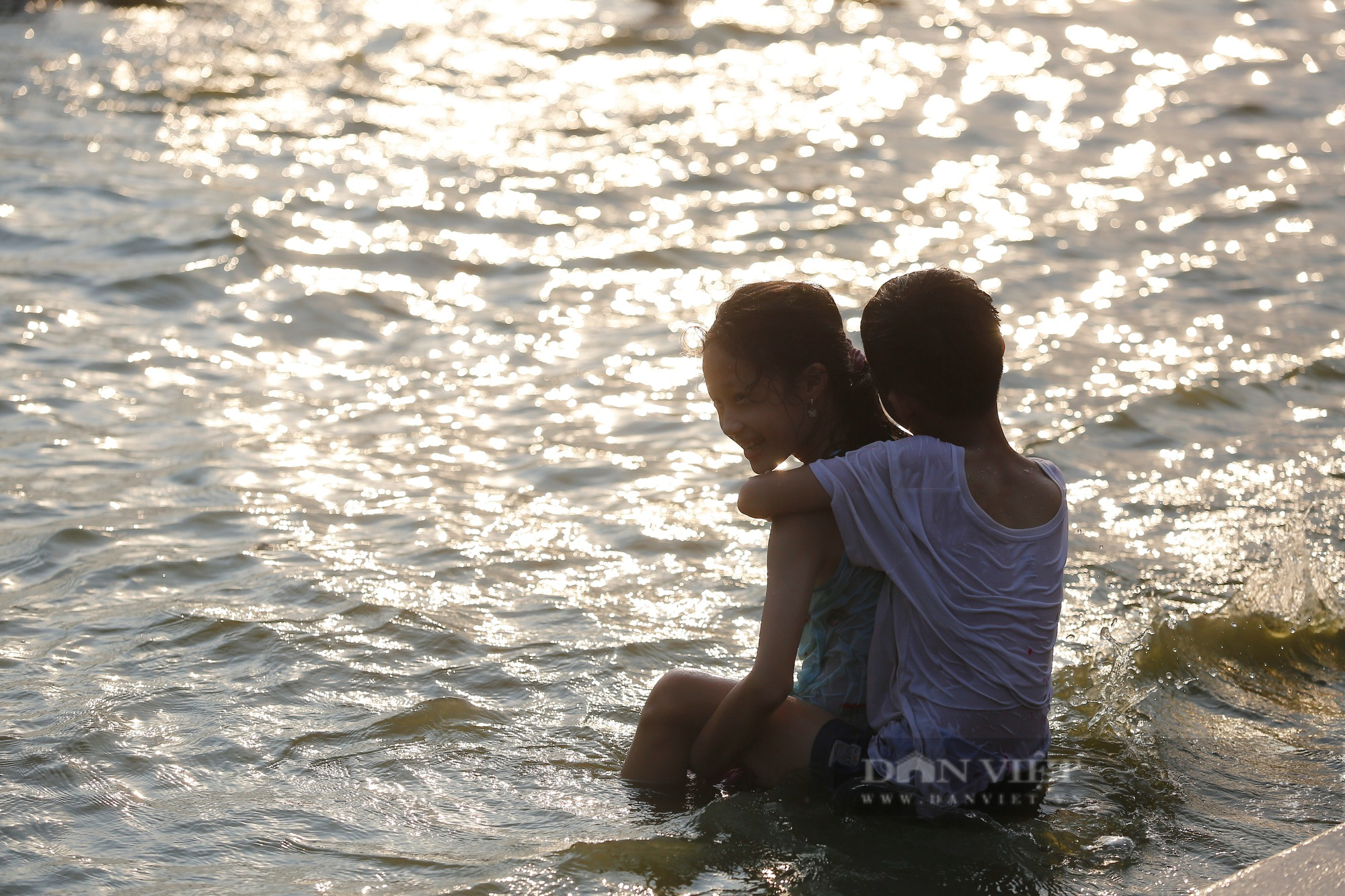 Nắng nóng gay gắt, người Hà Nội đổ xô ra hồ Tây tắm giải nhiệt - Ảnh 10.