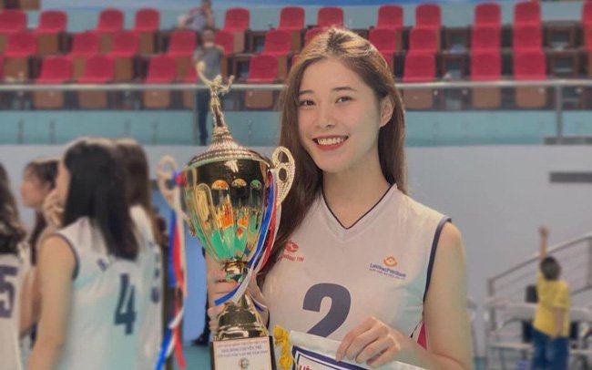 Miss Volleyball Dang Thu Huyen shows off a 