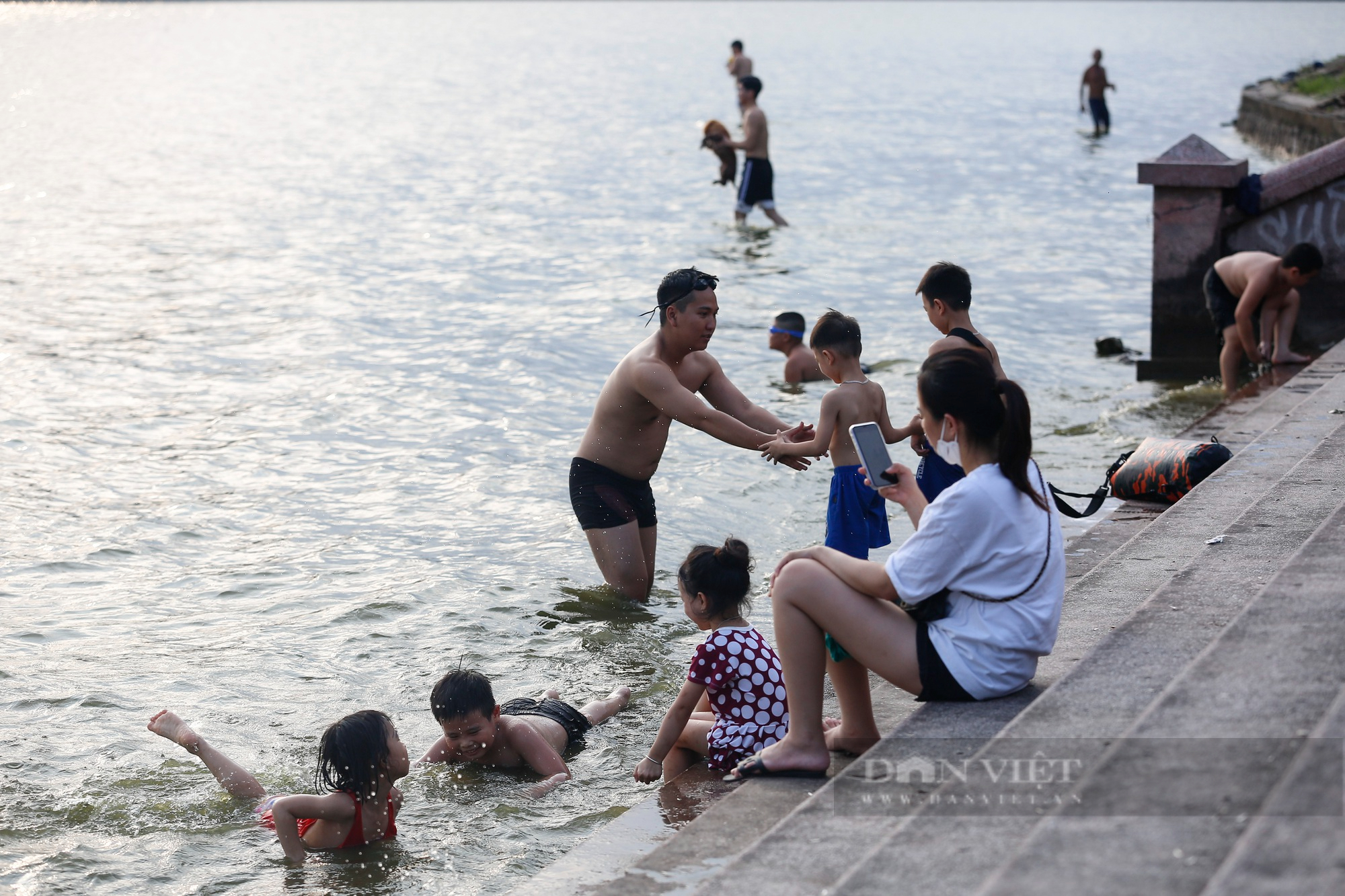 Nắng nóng gay gắt, người Hà Nội đổ xô ra hồ Tây tắm giải nhiệt - Ảnh 3.