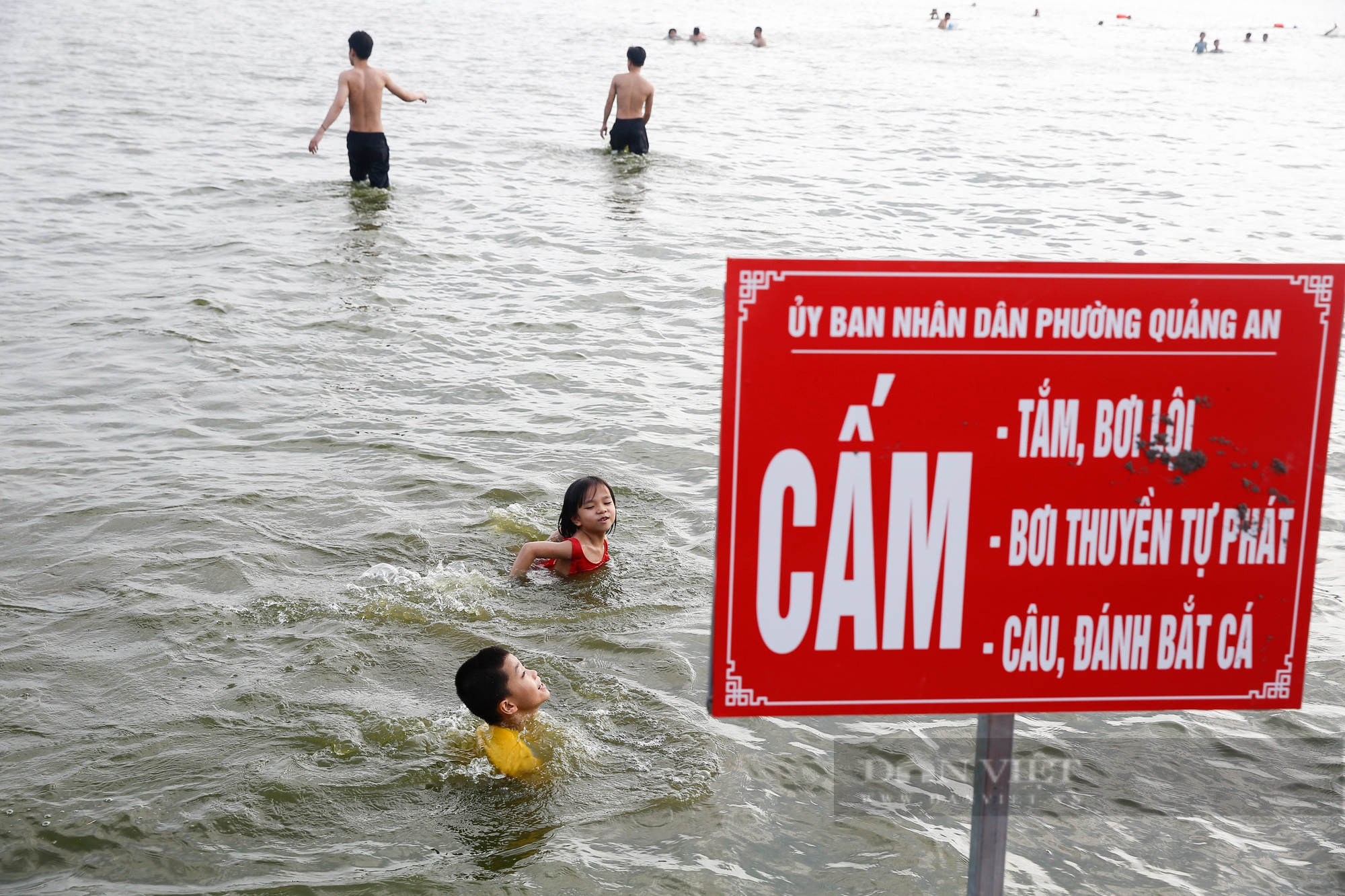 Nắng nóng gay gắt, người Hà Nội đổ xô ra hồ Tây tắm giải nhiệt - Ảnh 4.