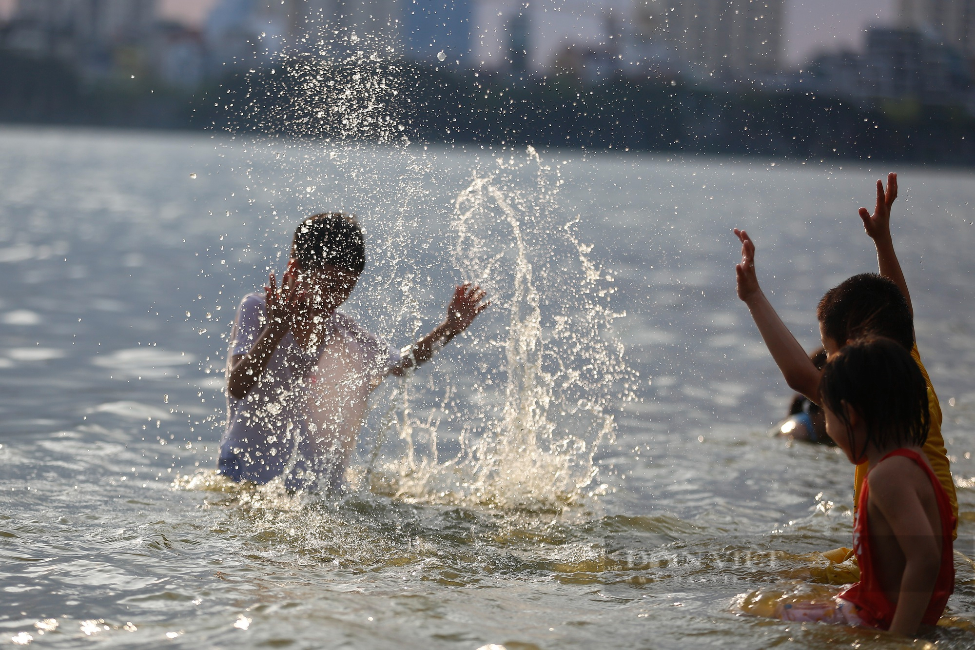 Nắng nóng gay gắt, người Hà Nội đổ xô ra hồ Tây tắm giải nhiệt - Ảnh 5.
