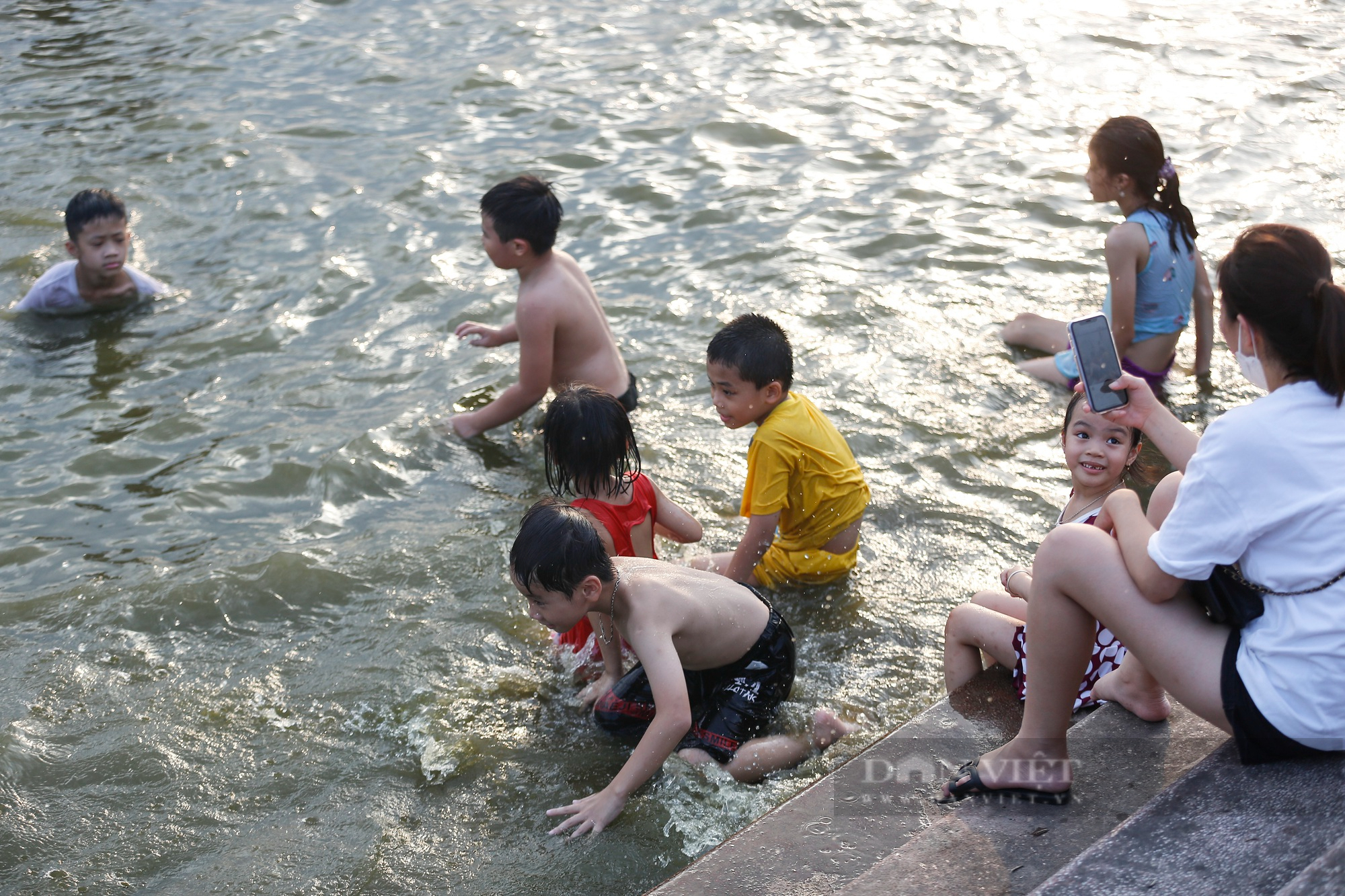 Nắng nóng gay gắt, người Hà Nội đổ xô ra hồ Tây tắm giải nhiệt - Ảnh 7.