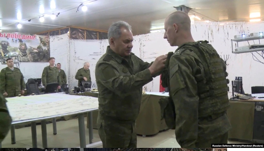 NÓNG: Đại tướng Shoigu bất ngờ thăm các binh sĩ Nga tham gia chiến dịch quân sự ở Ukraine - Ảnh 1.