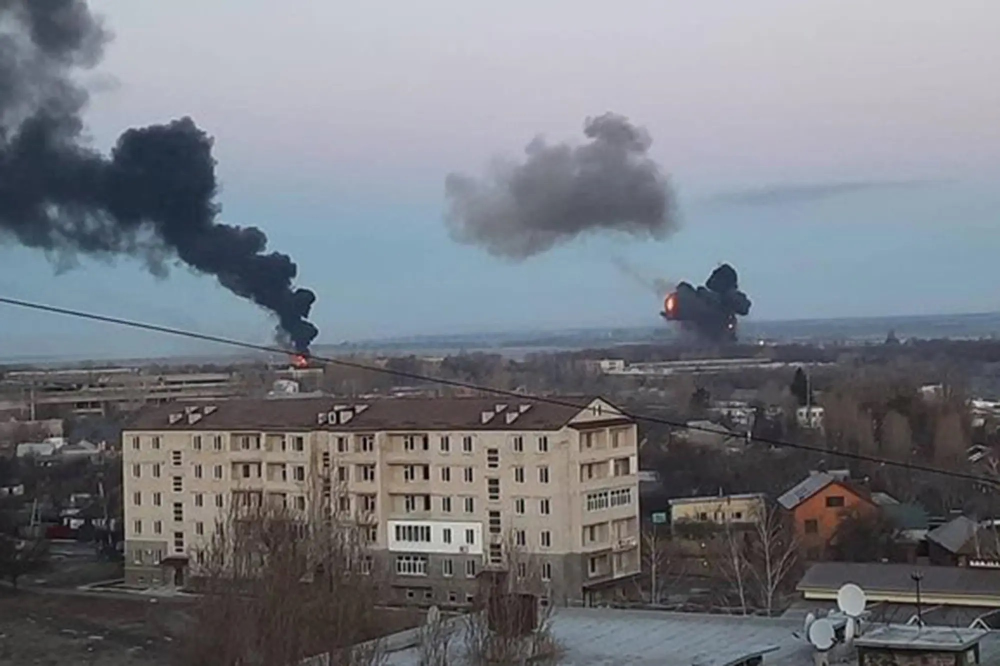 Ukraine tố bị Belarus pháo kích dữ dội ở phía Bắc, Moscow lôi Minsk vào cuộc chiến - Ảnh 1.
