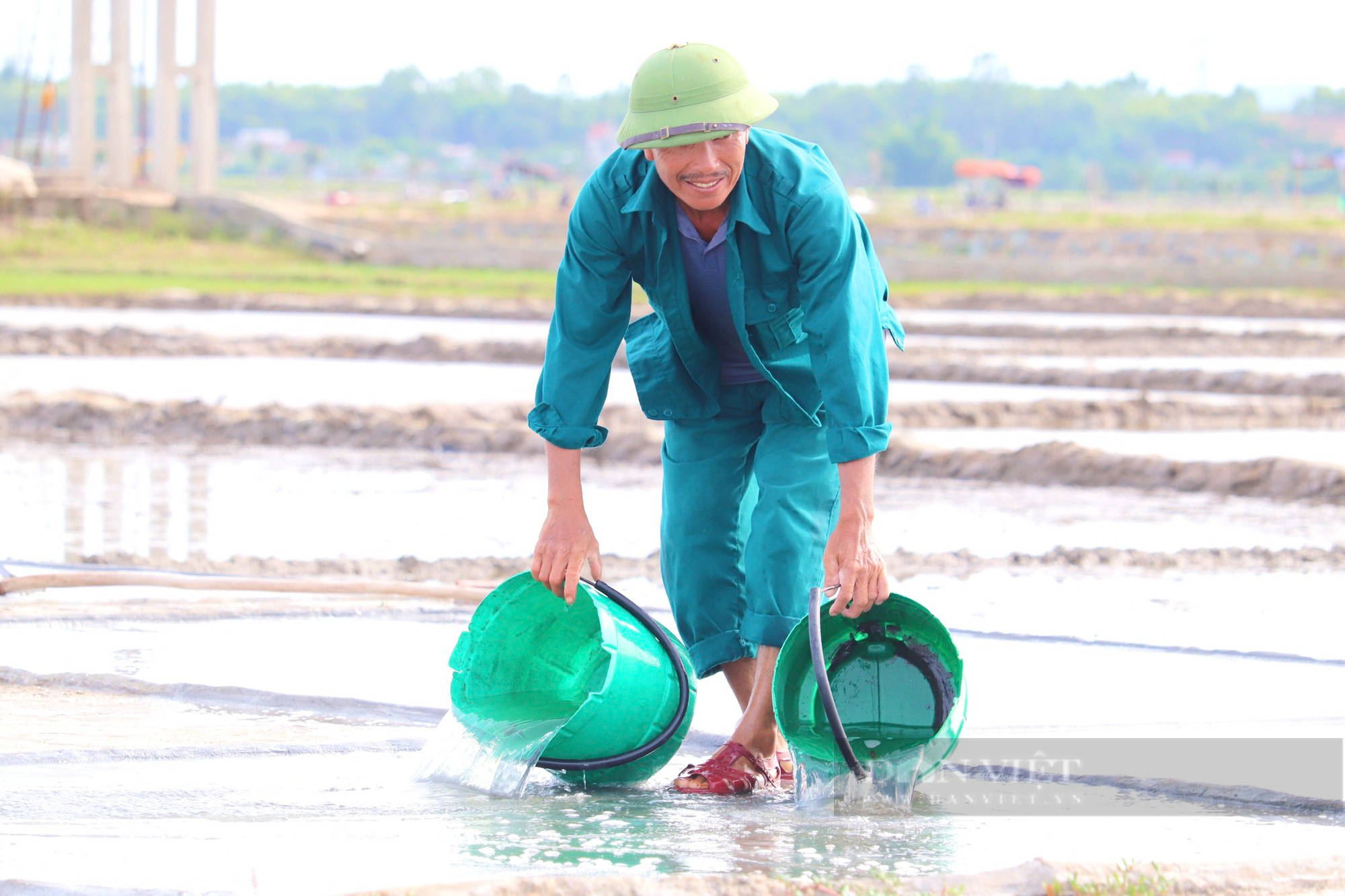 Ảnh: Người dân Quảng Bình thu hoạch &quot;lộc biển&quot; dưới cái nắng gần 40 độ C - Ảnh 5.