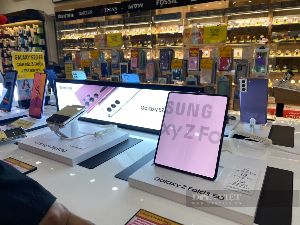 Bộ đôi Samsung Galaxy Z Fold3 và Flip3 giảm giá ngỡ ngàng đấu iPhone 13, người Việt hưởng lợi - Ảnh 1.