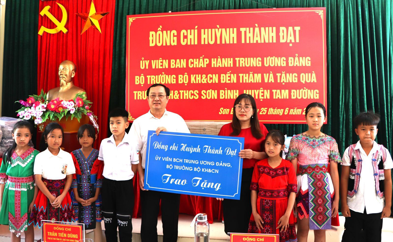 Bộ trưởng Bộ Khoa học và Công nghệ thăm, tặng quà tại Trường Tiểu học và trung học cơ sở xã Sơn Bình - Ảnh 1.