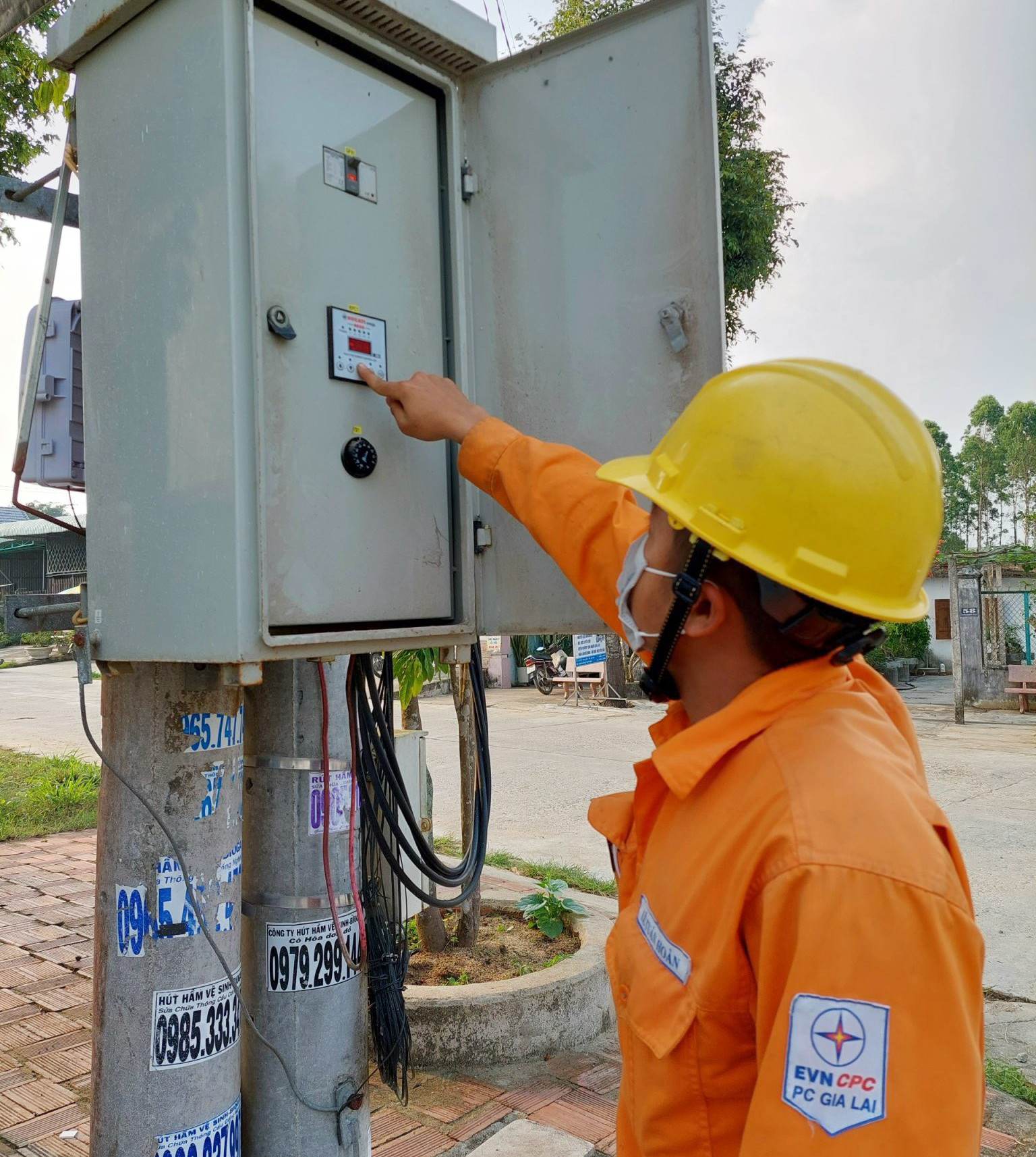 PC Gia Lai: Nỗ lực trong công tác vận hành tụ bù trên lưới điện - Ảnh 2.