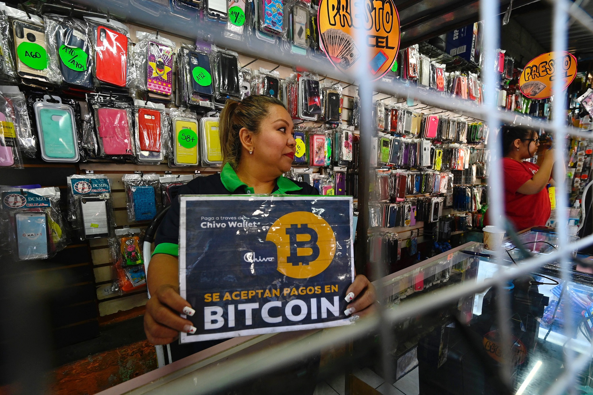 El Salvador khốn đốn vì chạy theo Bitcoin - Ảnh 1.