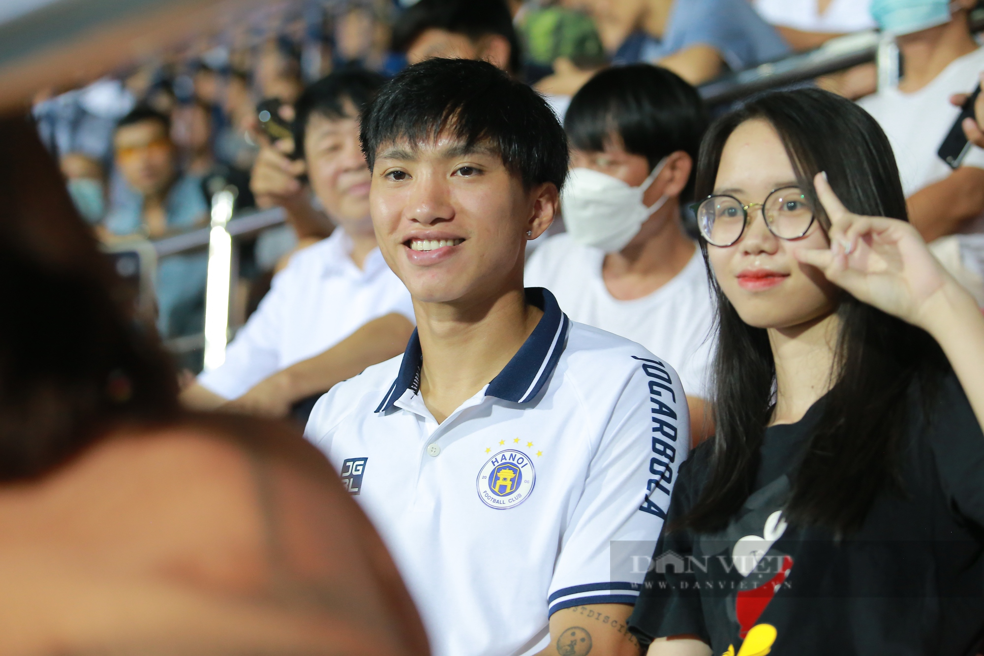 Đoàn Văn Hậu bị fan vây kín xin chụp ảnh trên khán đài sân Thiên Trường - Ảnh 9.