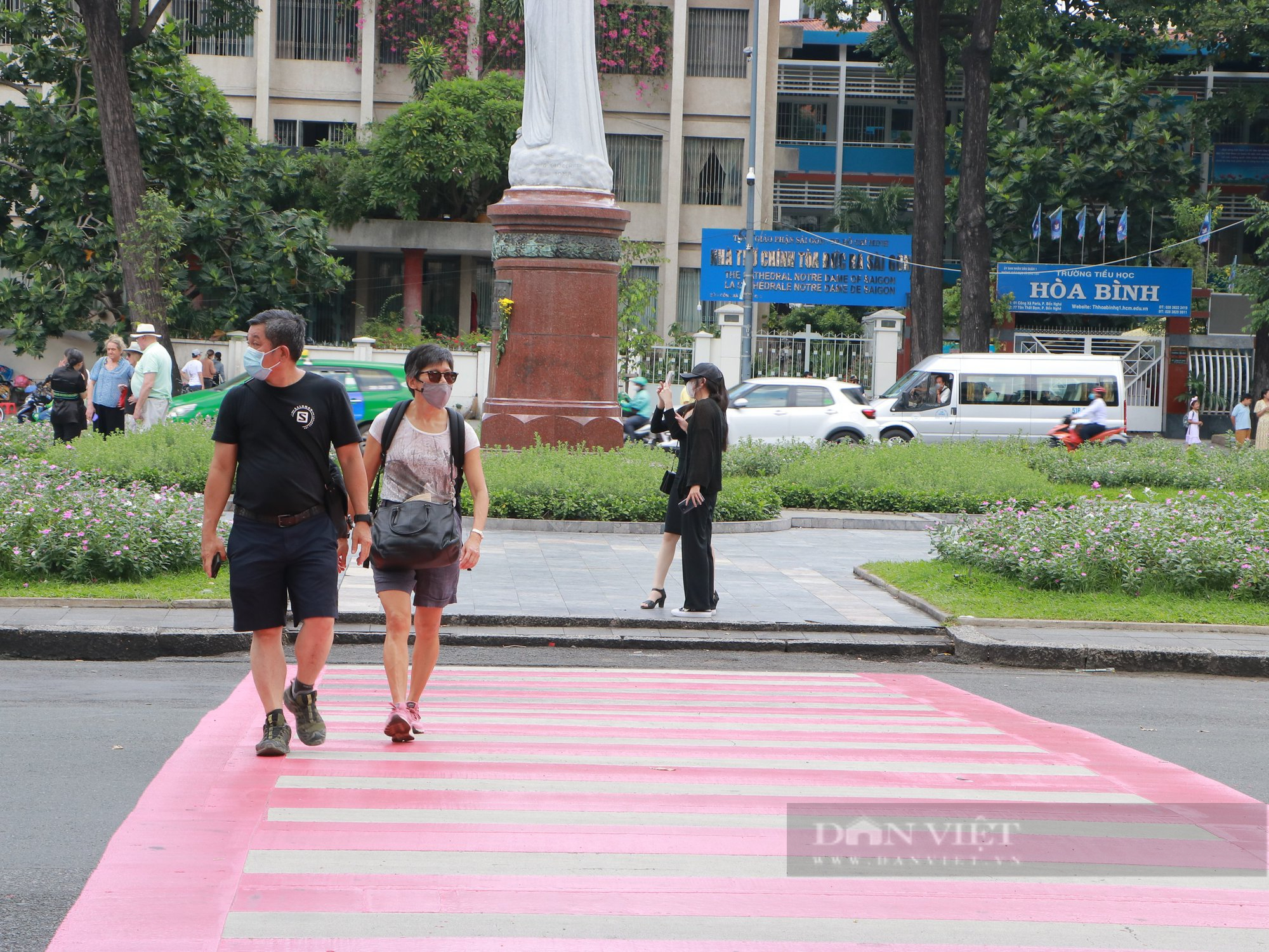 Nhiều địa điểm ở TP.HCM được sơn vạch kẻ đường màu đỏ phản quang: Giảm thiểu tai nạn giao thông cho người dân - Ảnh 2.