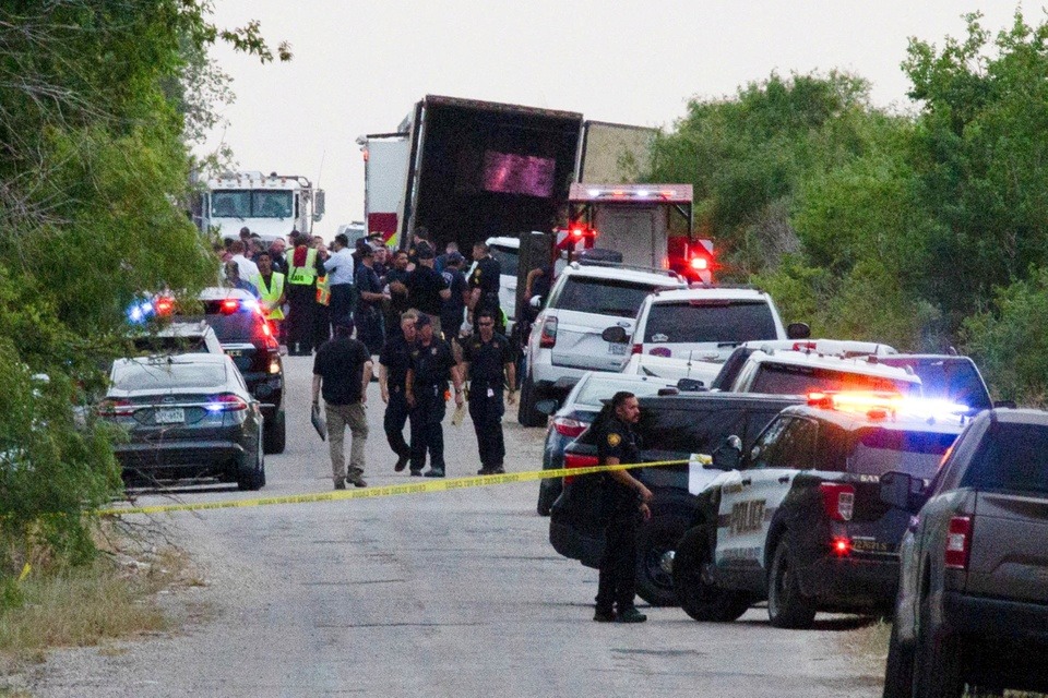 Hiện trường thảm kịch 46 người chết trong xe container ở Mỹ - Ảnh 1.