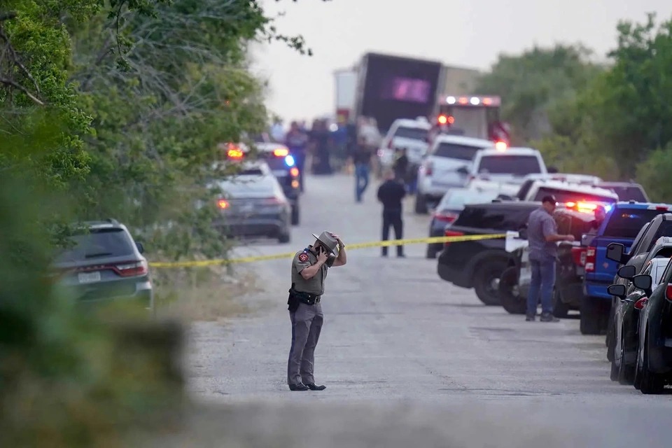 Hiện trường thảm kịch 46 người chết trong xe container ở Mỹ - Ảnh 11.
