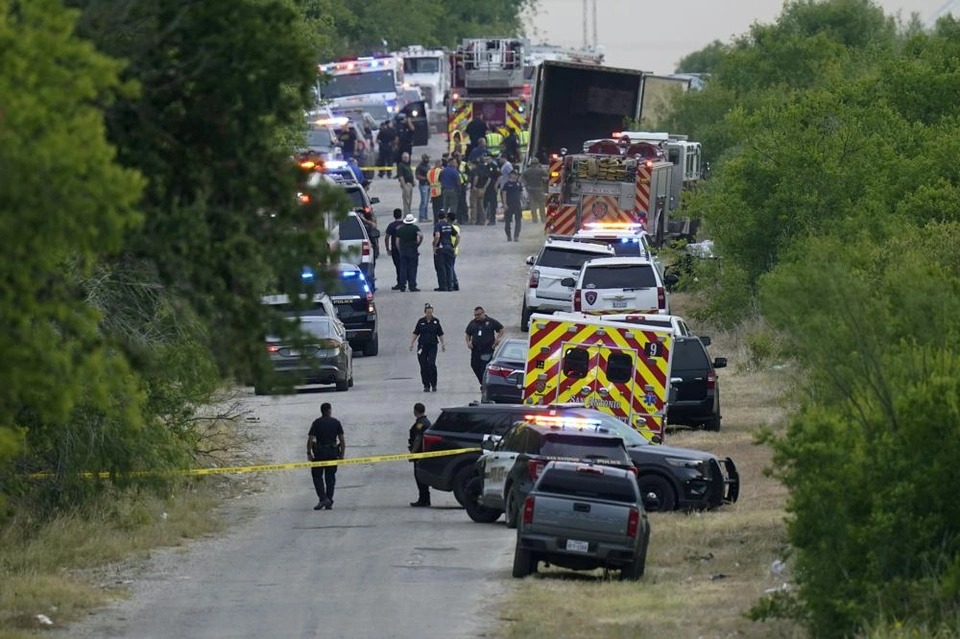 Hiện trường thảm kịch 46 người chết trong xe container ở Mỹ - Ảnh 2.