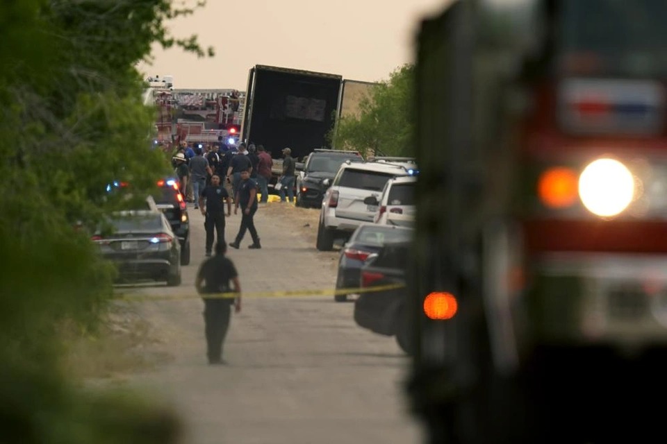 Hiện trường thảm kịch 46 người chết trong xe container ở Mỹ - Ảnh 3.