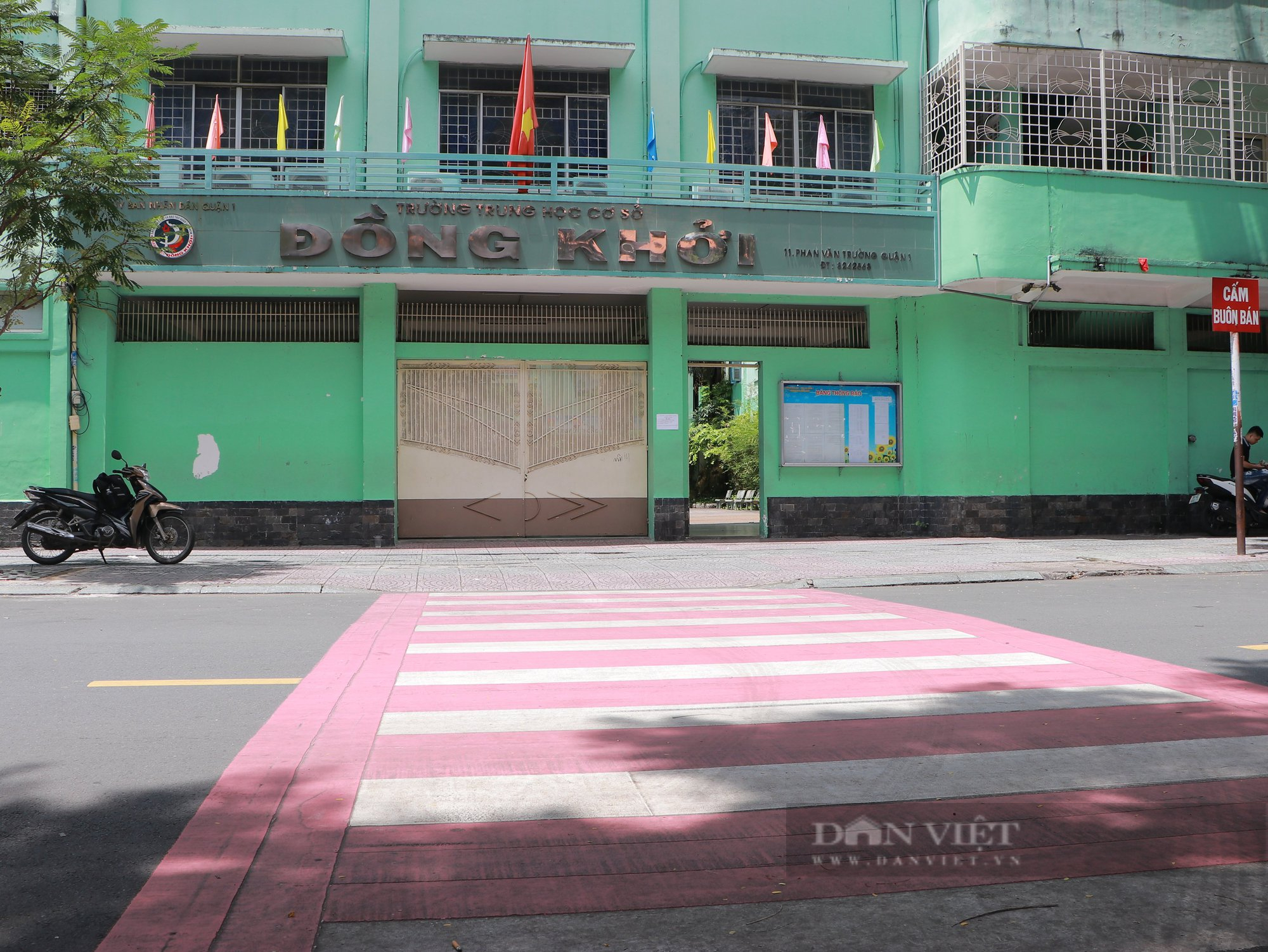 Nhiều địa điểm ở TP.HCM được sơn vạch kẻ đường màu đỏ phản quang: Giảm thiểu tai nạn giao thông cho người dân - Ảnh 4.