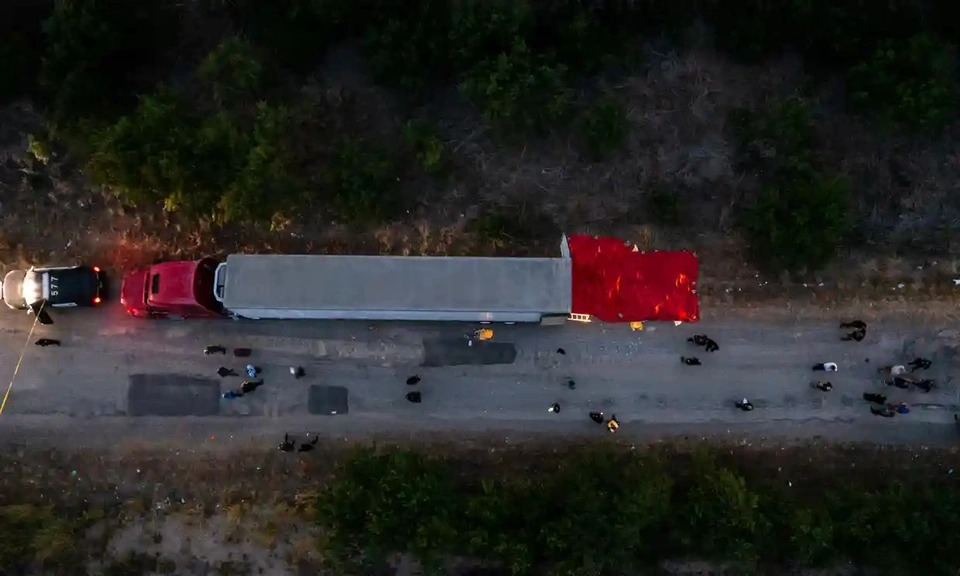 Hiện trường thảm kịch 46 người chết trong xe container ở Mỹ - Ảnh 4.