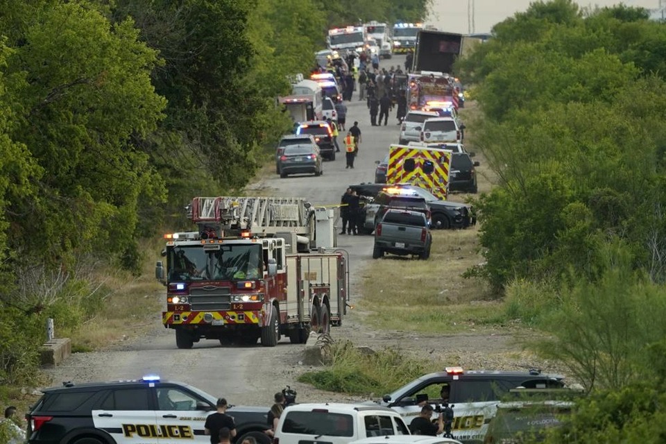 Hiện trường thảm kịch 46 người chết trong xe container ở Mỹ - Ảnh 7.