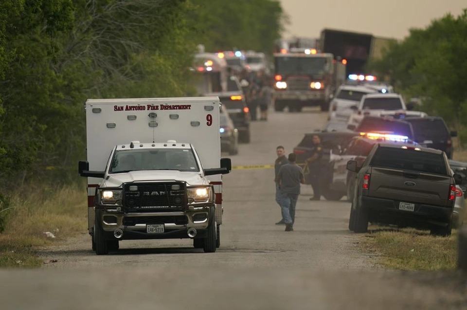 Hiện trường thảm kịch 46 người chết trong xe container ở Mỹ - Ảnh 9.