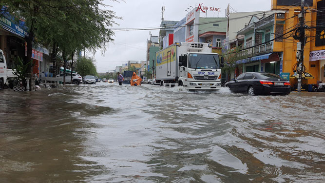 Vùng áp thấp đã tiến vào Biển Đông khả năng mạnh thành áp thấp nhiệt đới, miền Bắc sắp có mưa bão phức tạp - Ảnh 2.