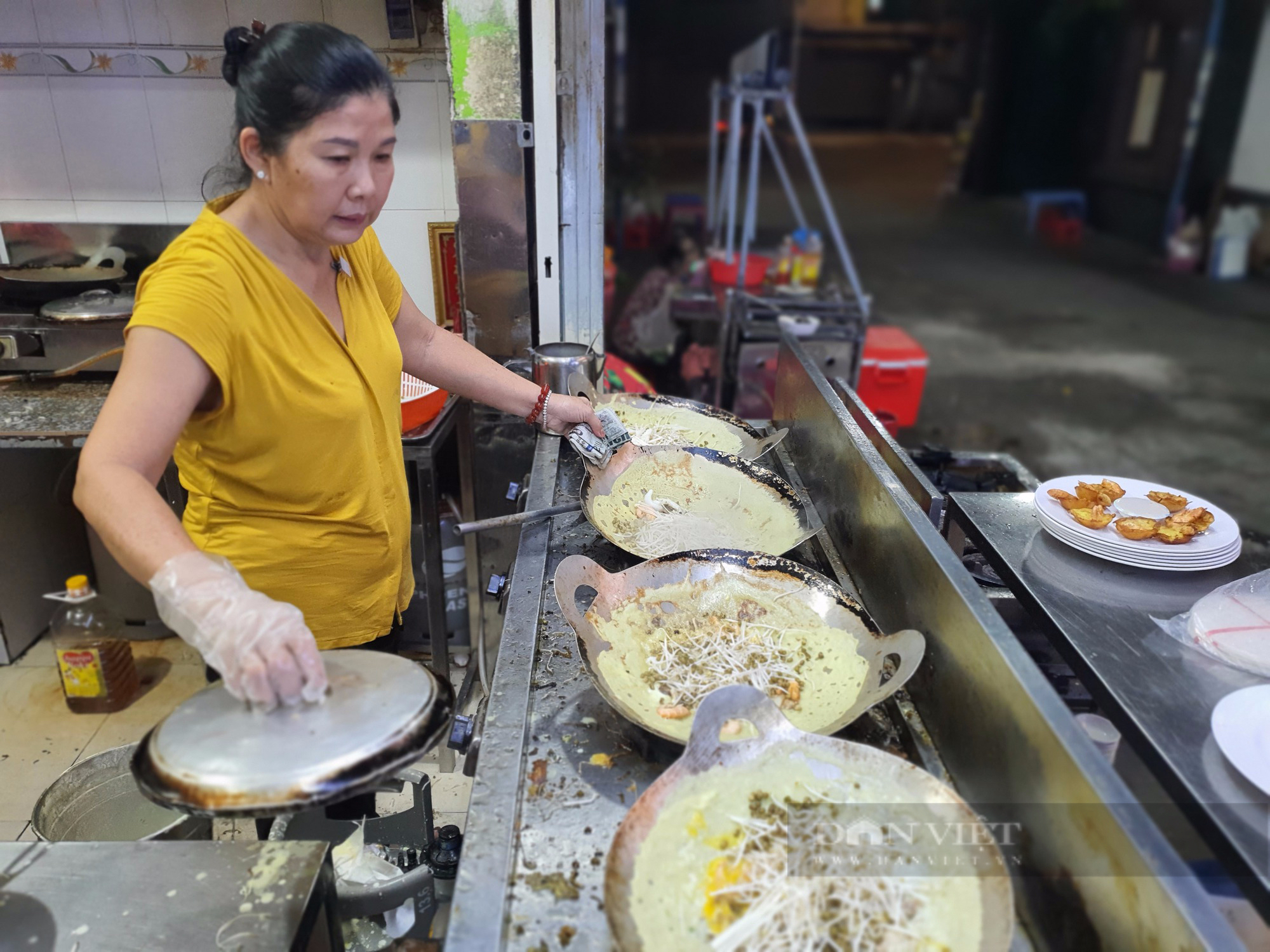 Sài Gòn quán: Lạ với món bánh xèo miền Tây thịt gà, nấm kim châm - Ảnh 1.