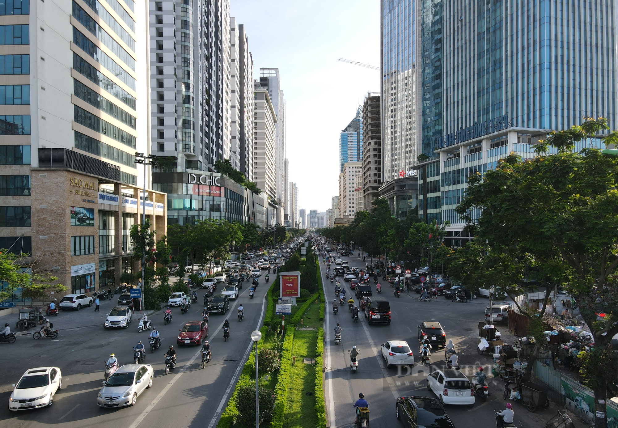 Cận cảnh tuyến đường Lê Văn Lương dài hơn 2 km nhưng bị 40 cao ốc, chung cư &quot;bủa vây&quot; - Ảnh 3.