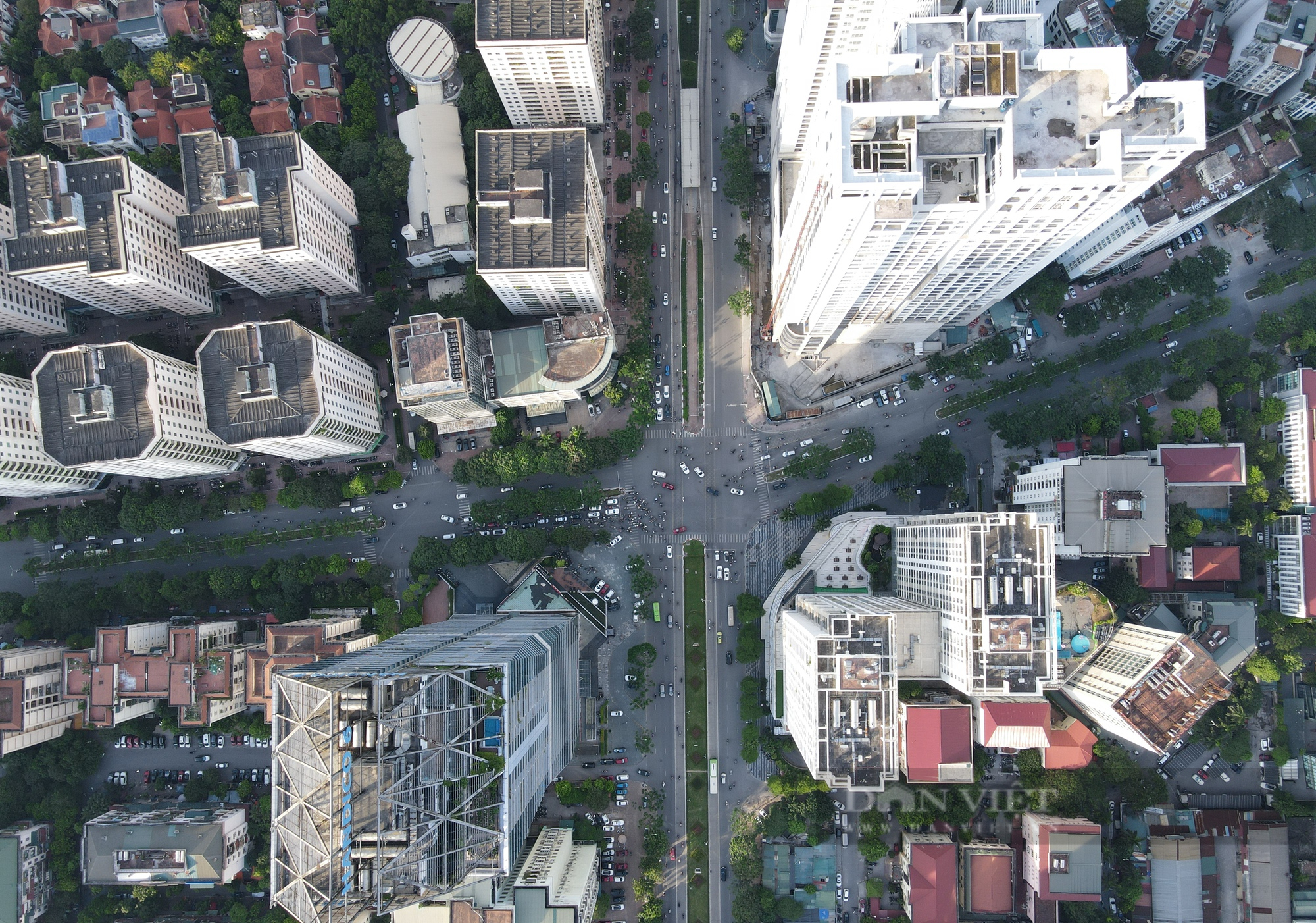 Cận cảnh tuyến đường Lê Văn Lương dài hơn 2 km nhưng bị 40 cao ốc, chung cư &quot;bủa vây&quot; - Ảnh 5.