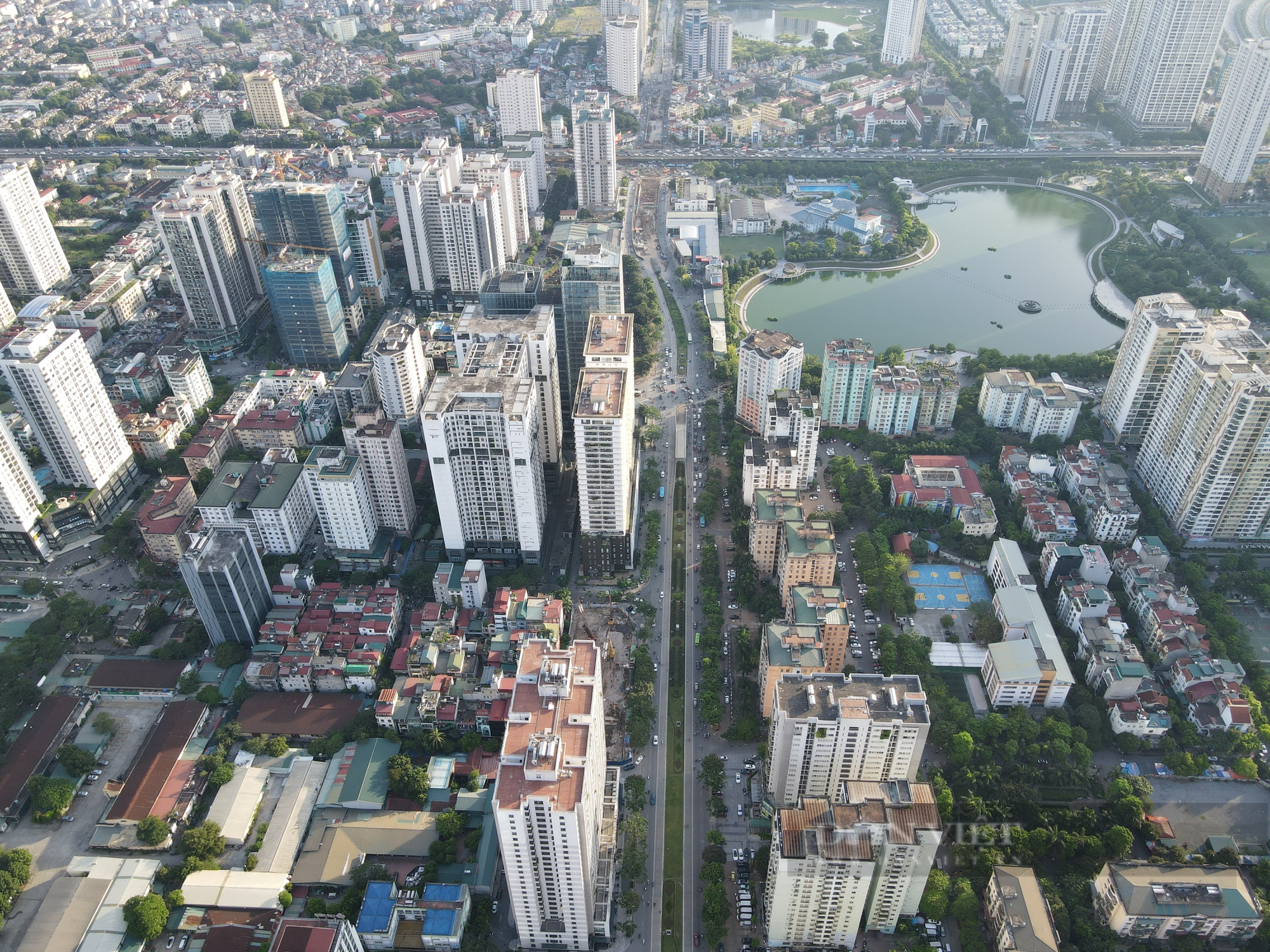 Cận cảnh tuyến đường Lê Văn Lương dài hơn 2 km nhưng bị 40 cao ốc, chung cư &quot;bủa vây&quot; - Ảnh 12.