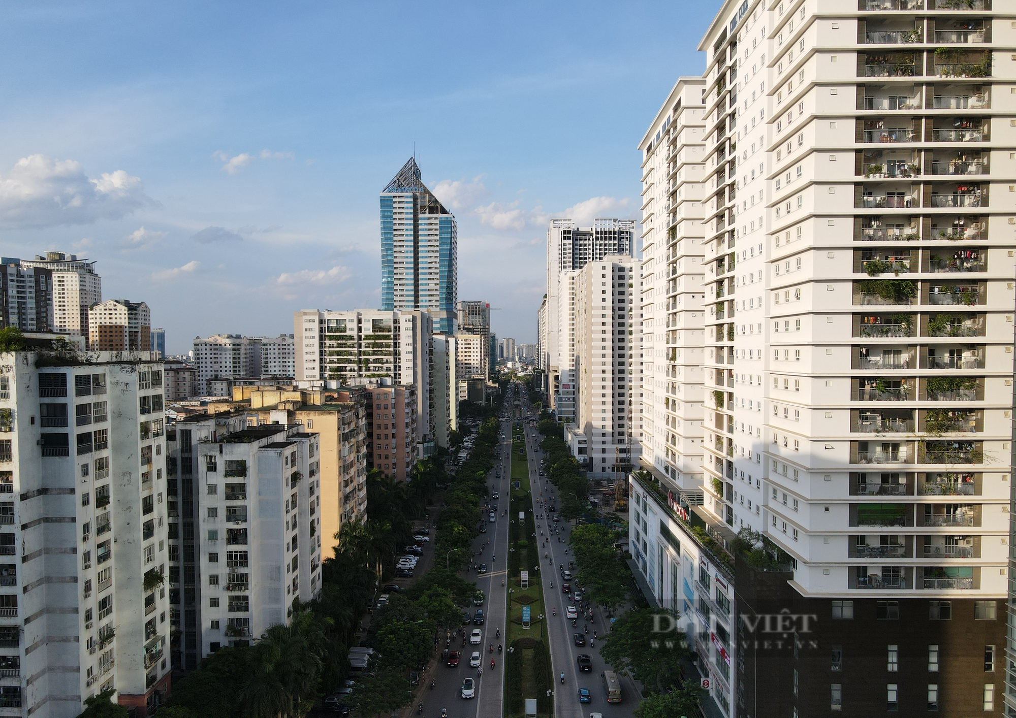 Cận cảnh tuyến đường Lê Văn Lương dài hơn 2 km nhưng bị 40 cao ốc, chung cư &quot;bủa vây&quot; - Ảnh 9.