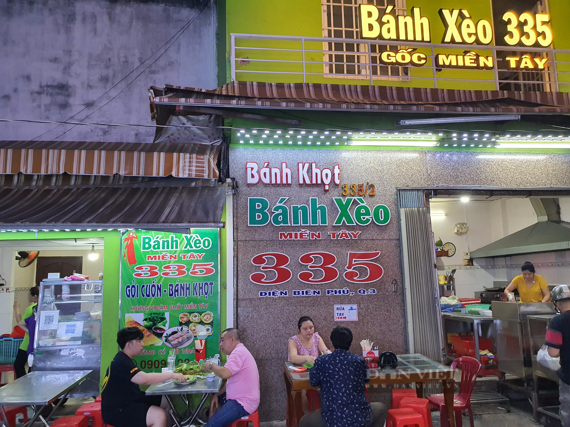 Sài Gòn quán: Lạ với món bánh xèo miền Tây thịt gà, nấm kim châm - Ảnh 3.