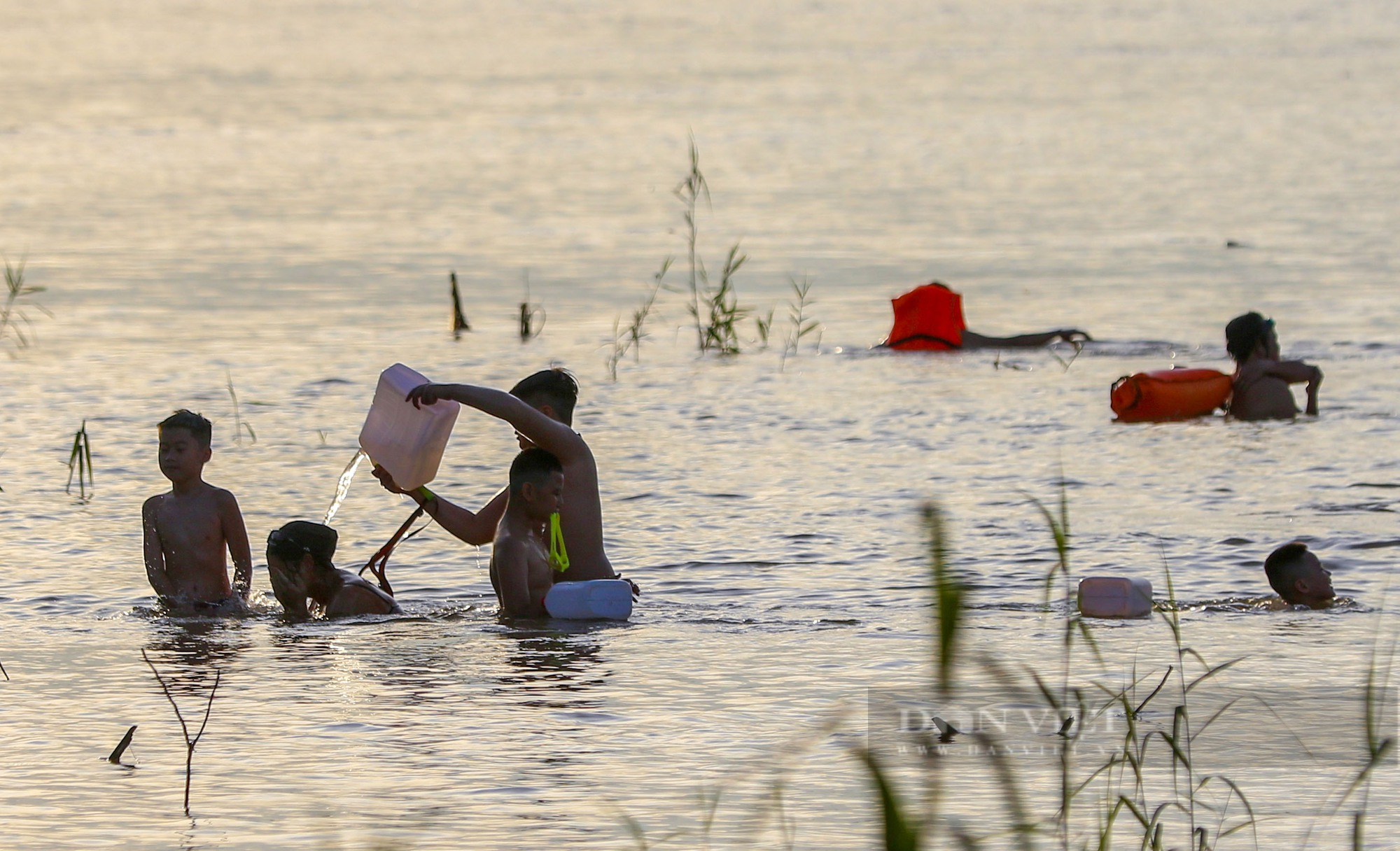 Nắng 38 độ, người già, trẻ nhỏ kéo nhau ra sông Hồng tắm giải nhiệt  - Ảnh 11.