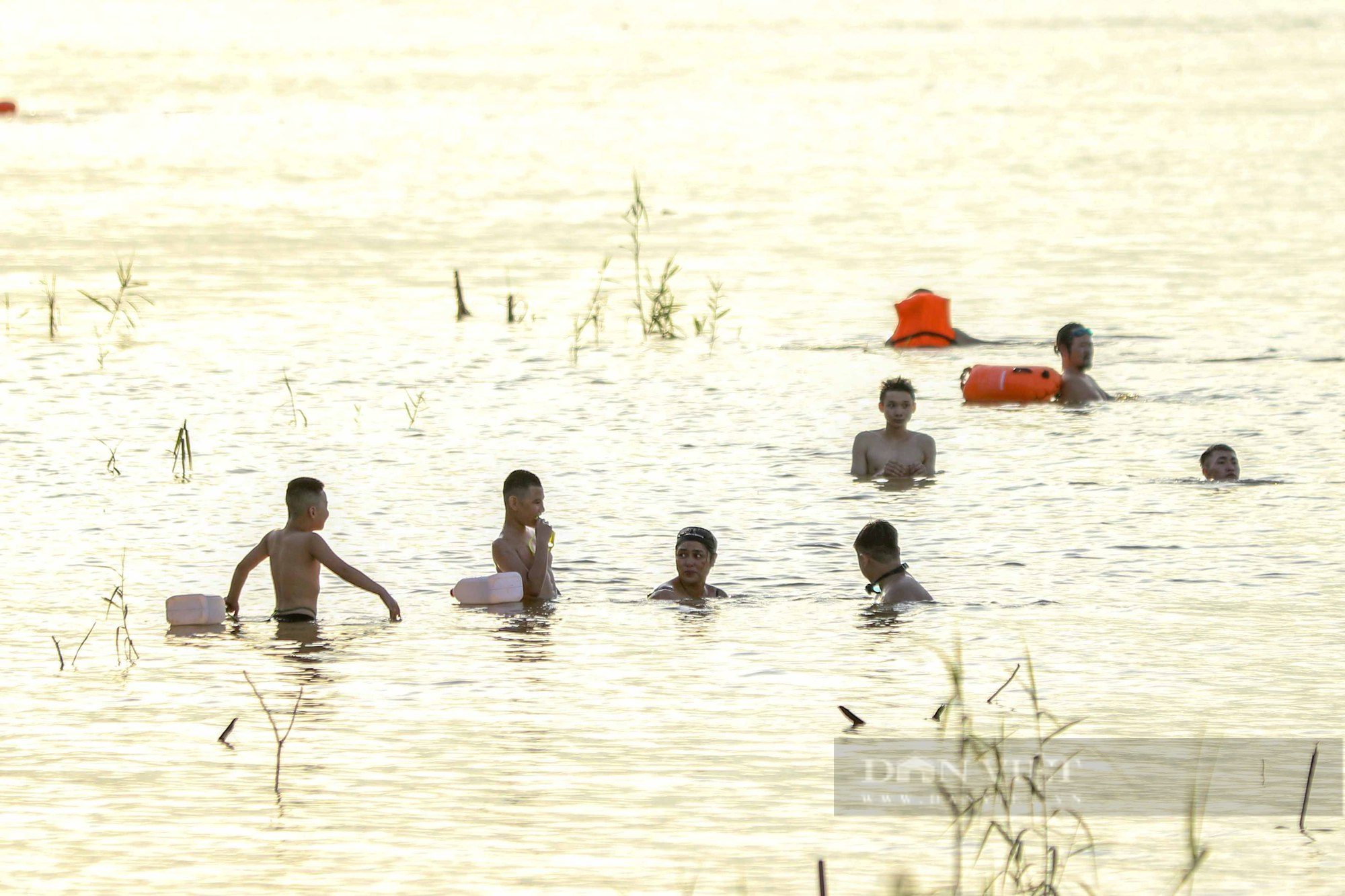 Nắng 38 độ, người già, trẻ nhỏ kéo nhau ra sông Hồng tắm giải nhiệt  - Ảnh 2.