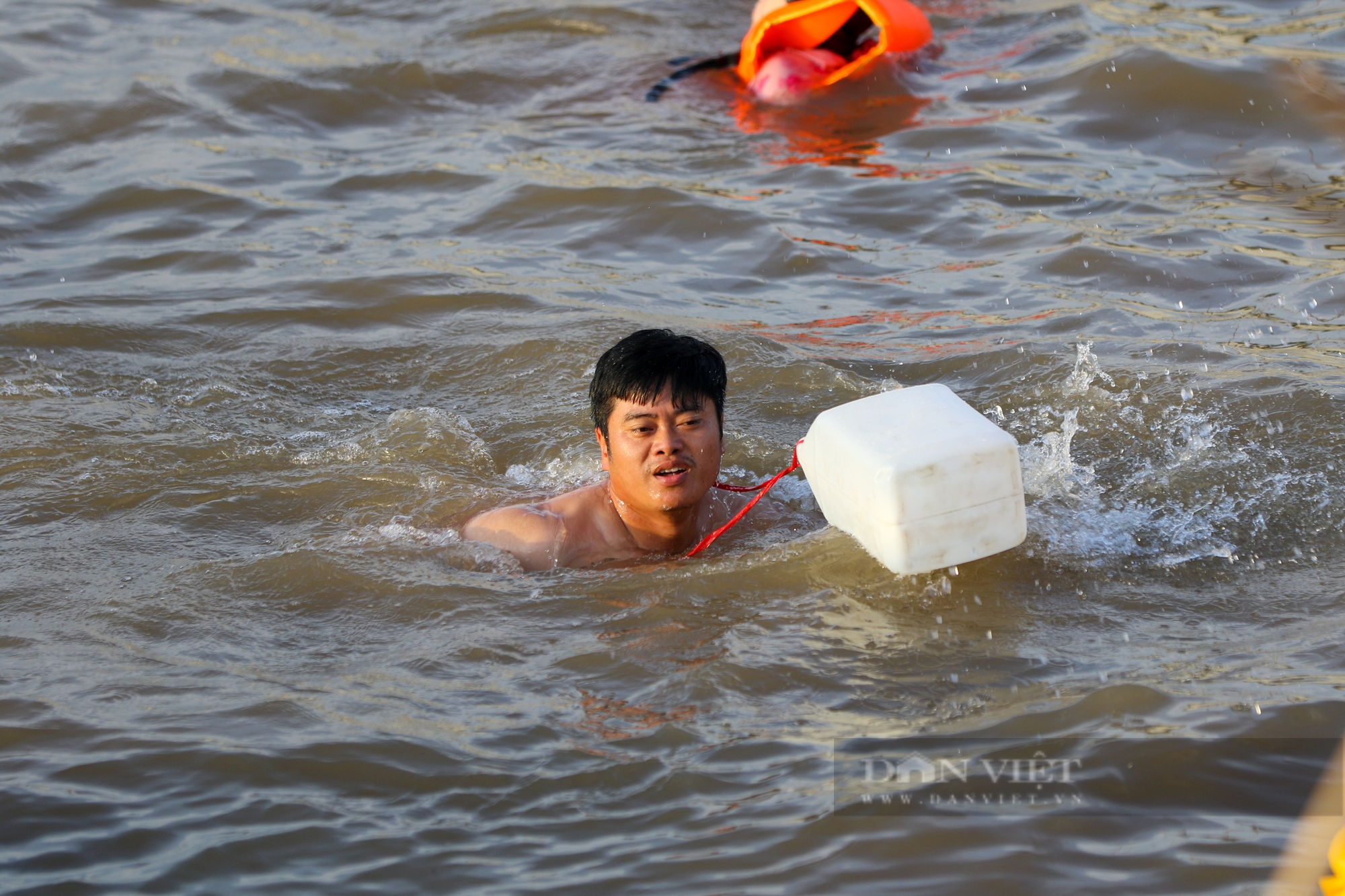Nắng 38 độ, người già, trẻ nhỏ kéo nhau ra sông Hồng tắm giải nhiệt  - Ảnh 9.