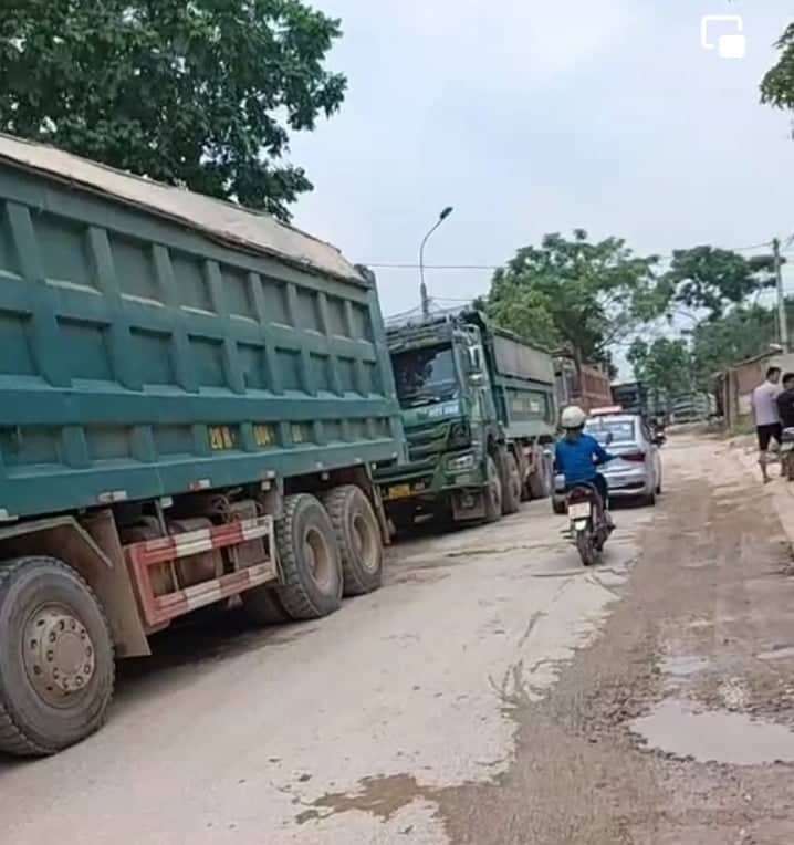 Thái Nguyên: Dân khốn khổ vì xe chở đất chạy rầm rập suốt ngày đêm dọc hai bên đường tỉnh lộ 261 - Ảnh 2.