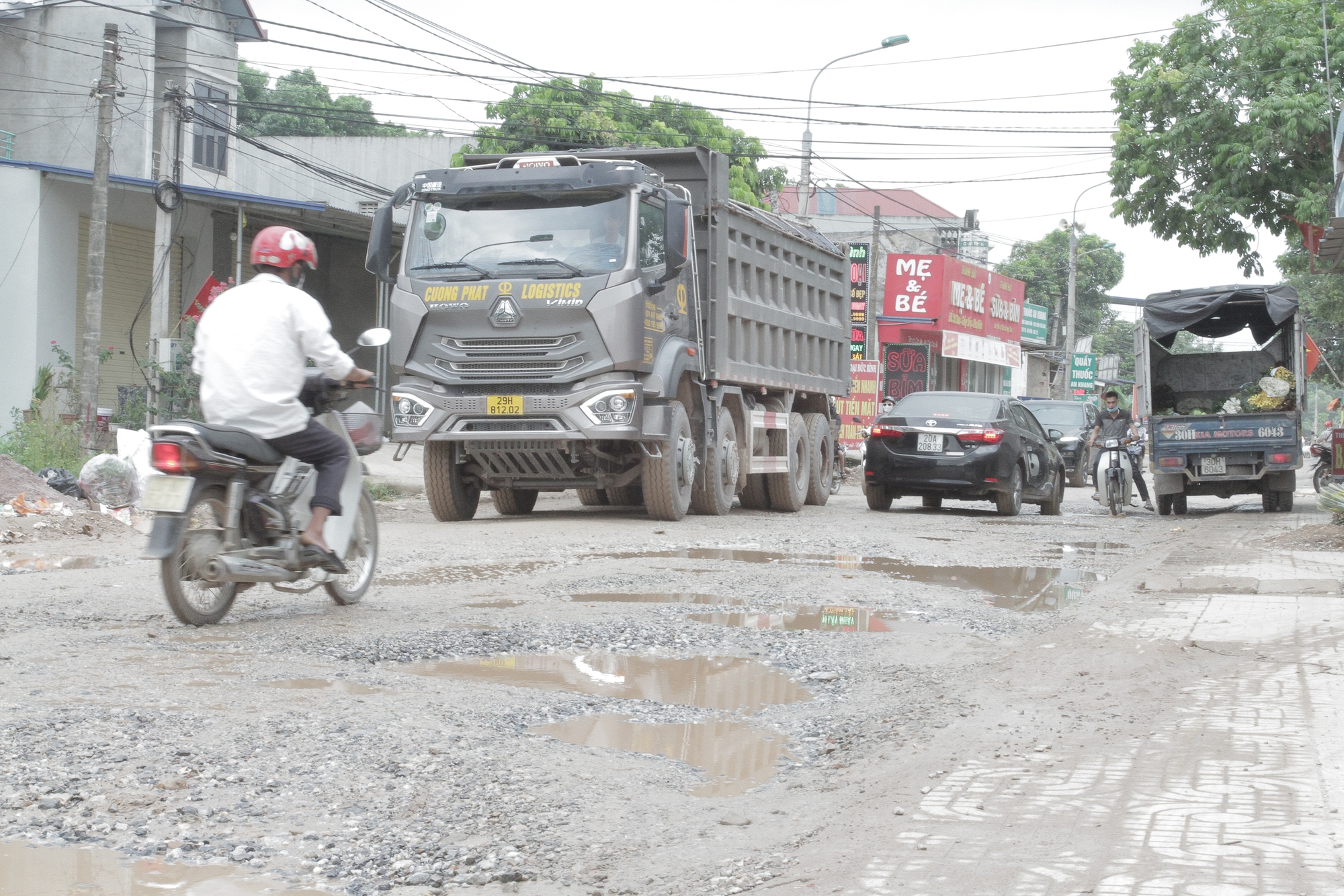 Thái Nguyên: Dân khốn khổ vì xe chở đất chạy rầm rập suốt ngày đêm dọc hai bên đường tỉnh lộ 261 - Ảnh 3.