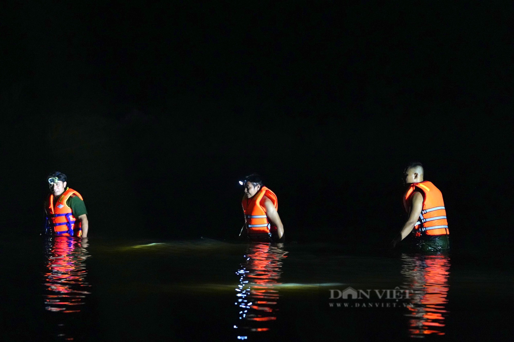 Xuyên đêm tìm 3 học sinh lớp 8 đi tắm sông nhưng không thấy về nhà: Đau xót khi thấy thi thể 2 em - Ảnh 2.