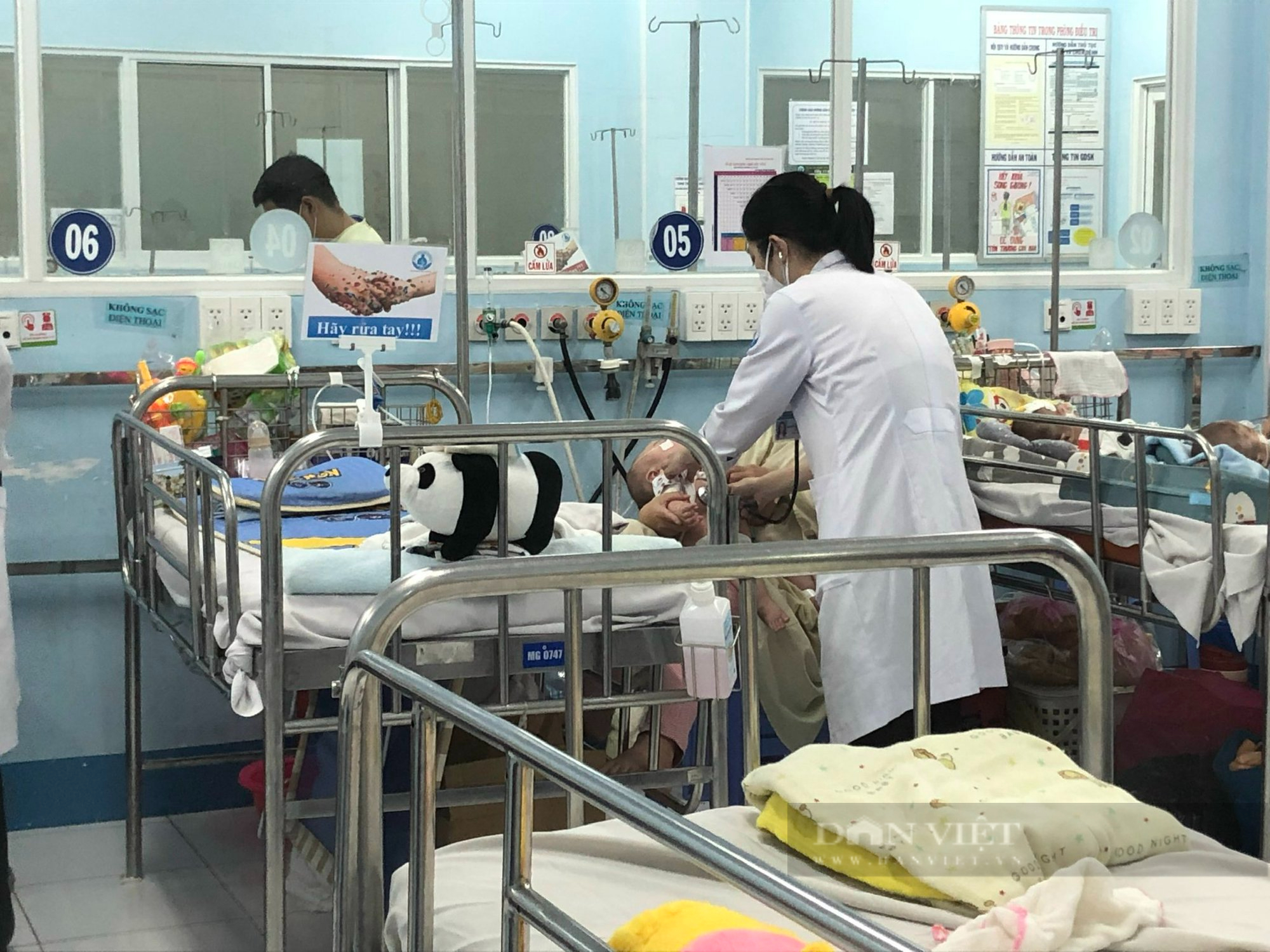 TP.HCM: Bệnh viện đông kín bệnh nhi viêm đường hô hấp - Ảnh 4.
