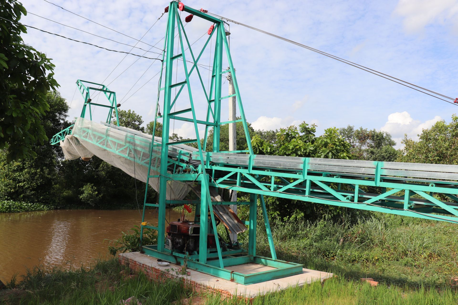 Sáng chế băng tải vận chuyển lúa vượt cả sông, ông nông dân Tây Ninh khiến cả làng ai cũng khen - Ảnh 3.