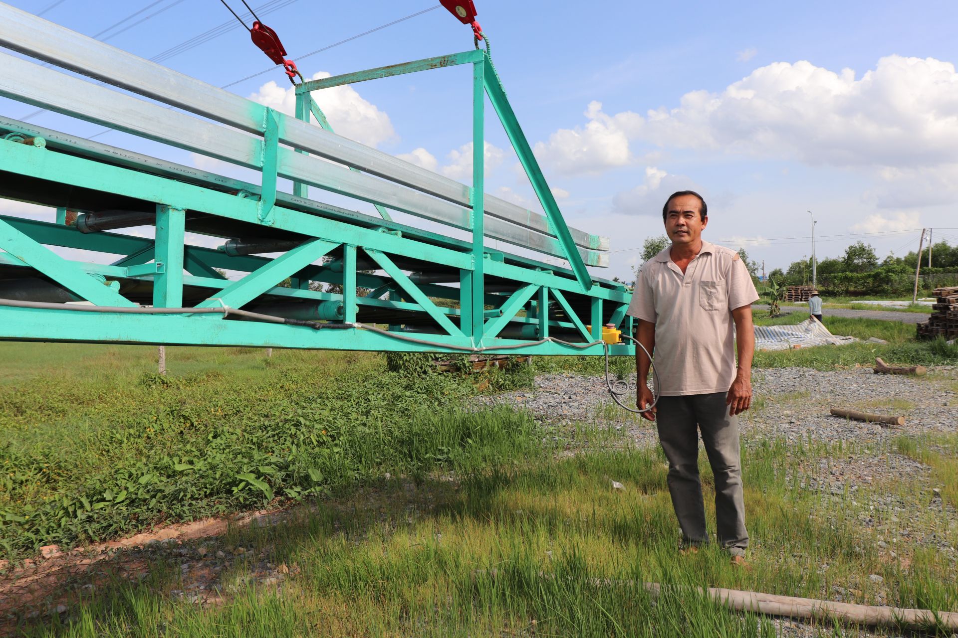 Sáng chế băng tải vận chuyển lúa vượt cả sông, ông nông dân Tây Ninh khiến cả làng ai cũng khen - Ảnh 2.
