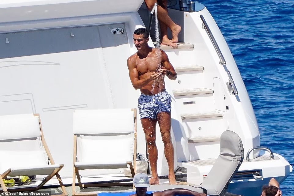Cristiano Ronaldo khoe hình thể nam thần trên du thuyền 160 tỷ đồng - Ảnh 3.