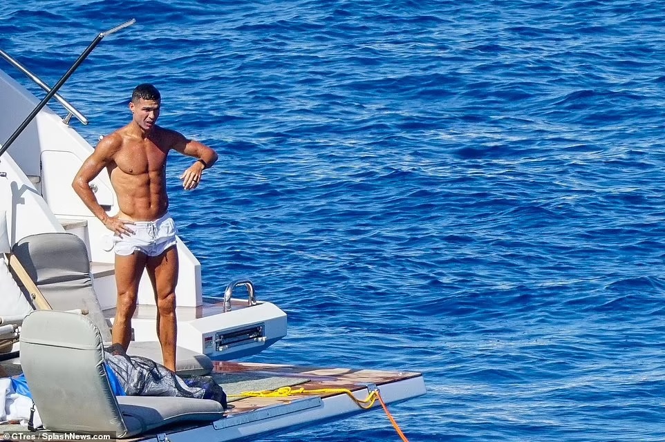 Cristiano Ronaldo khoe hình thể nam thần trên du thuyền 160 tỷ đồng - Ảnh 5.