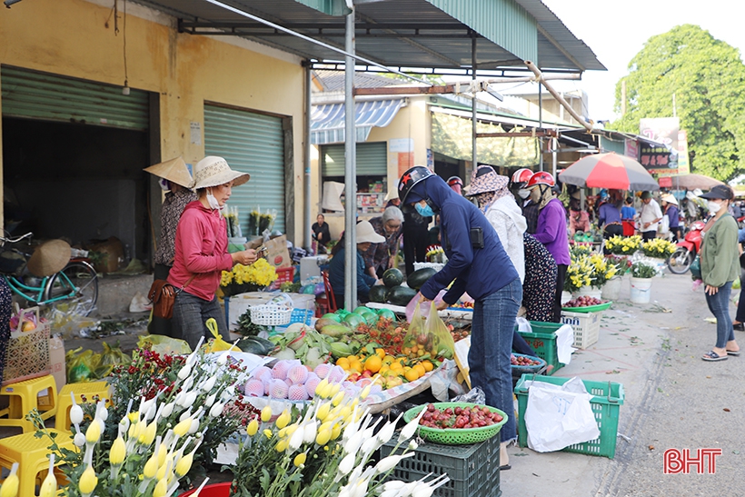 Chợ Việt xưa nay: Chợ truyền thống ở Hà Tĩnh nhộn nhịp ngày tết Đoan Ngọ - Ảnh 1.